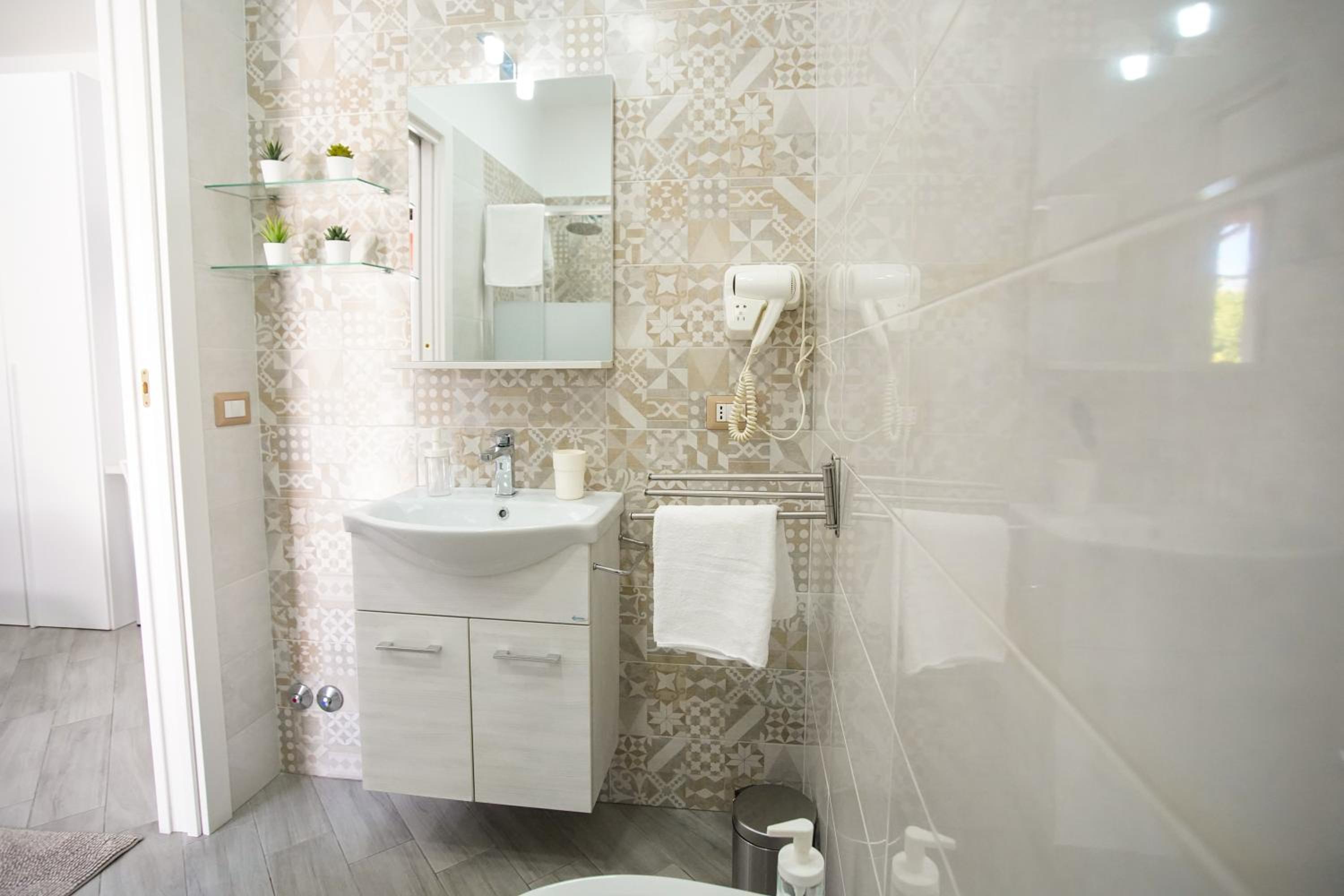 Quadruple Room with Private Bathroom - Photo 14