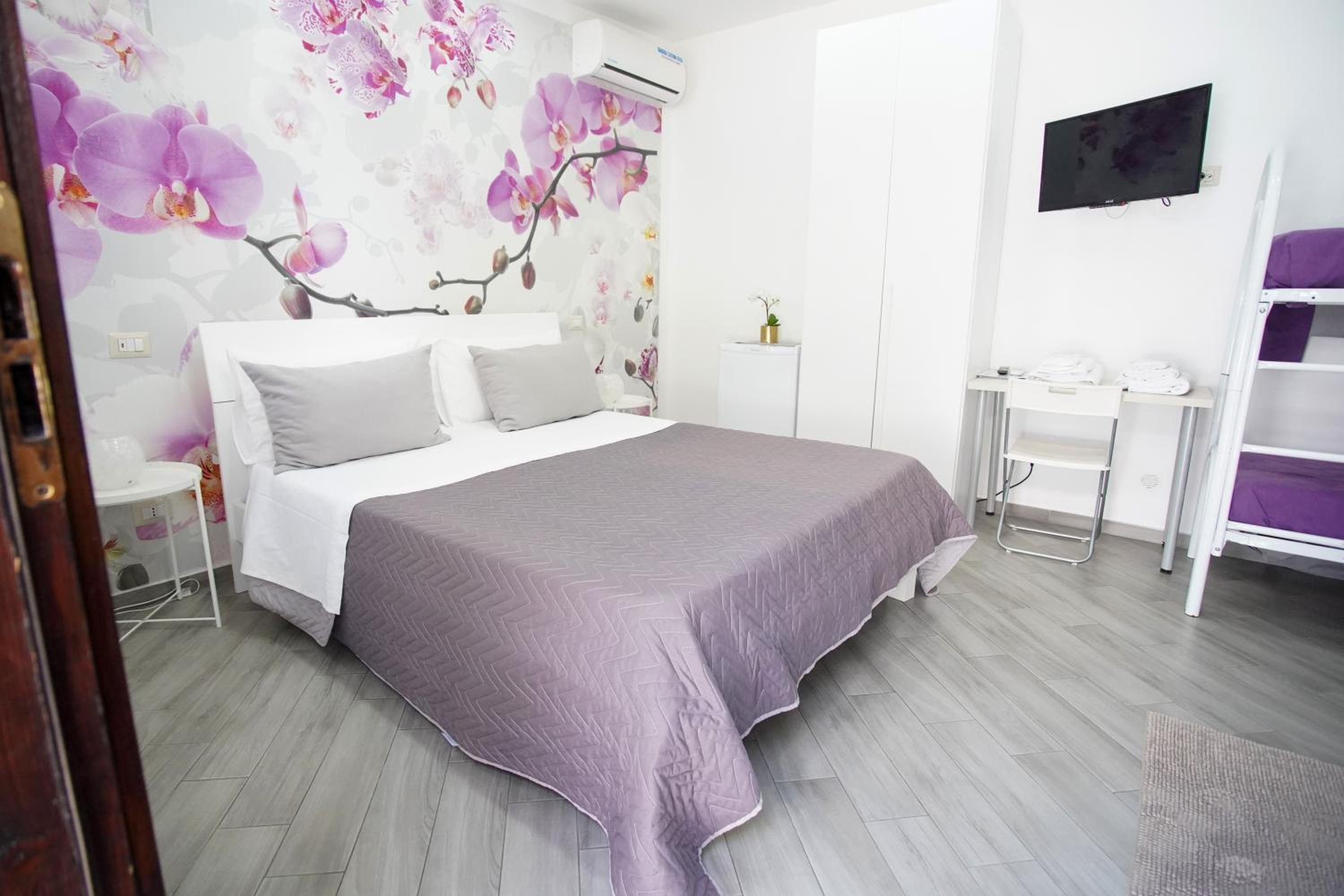 Quadruple Room with Private Bathroom - Photo 13