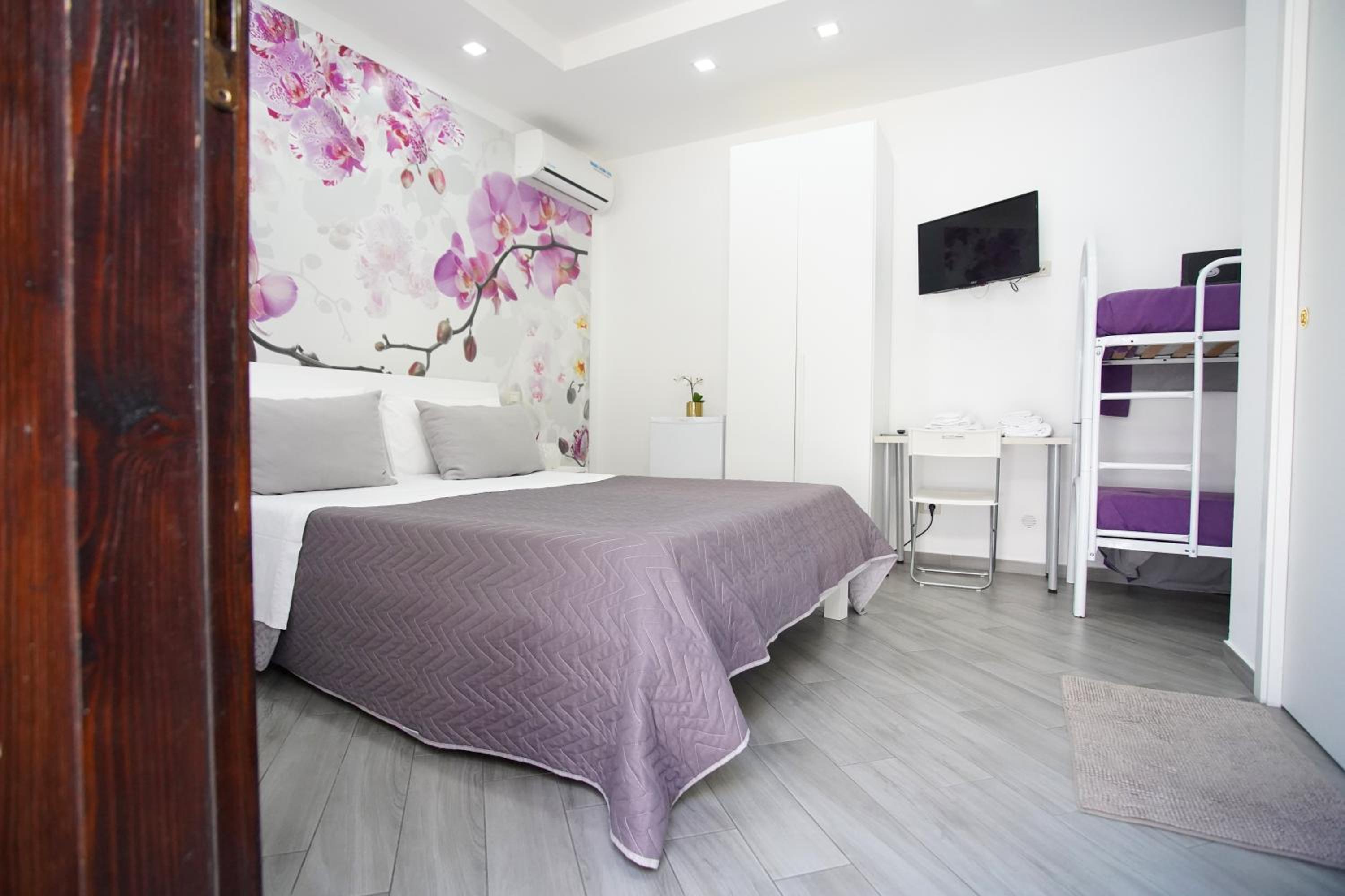 Quadruple Room with Private Bathroom - Photo 8