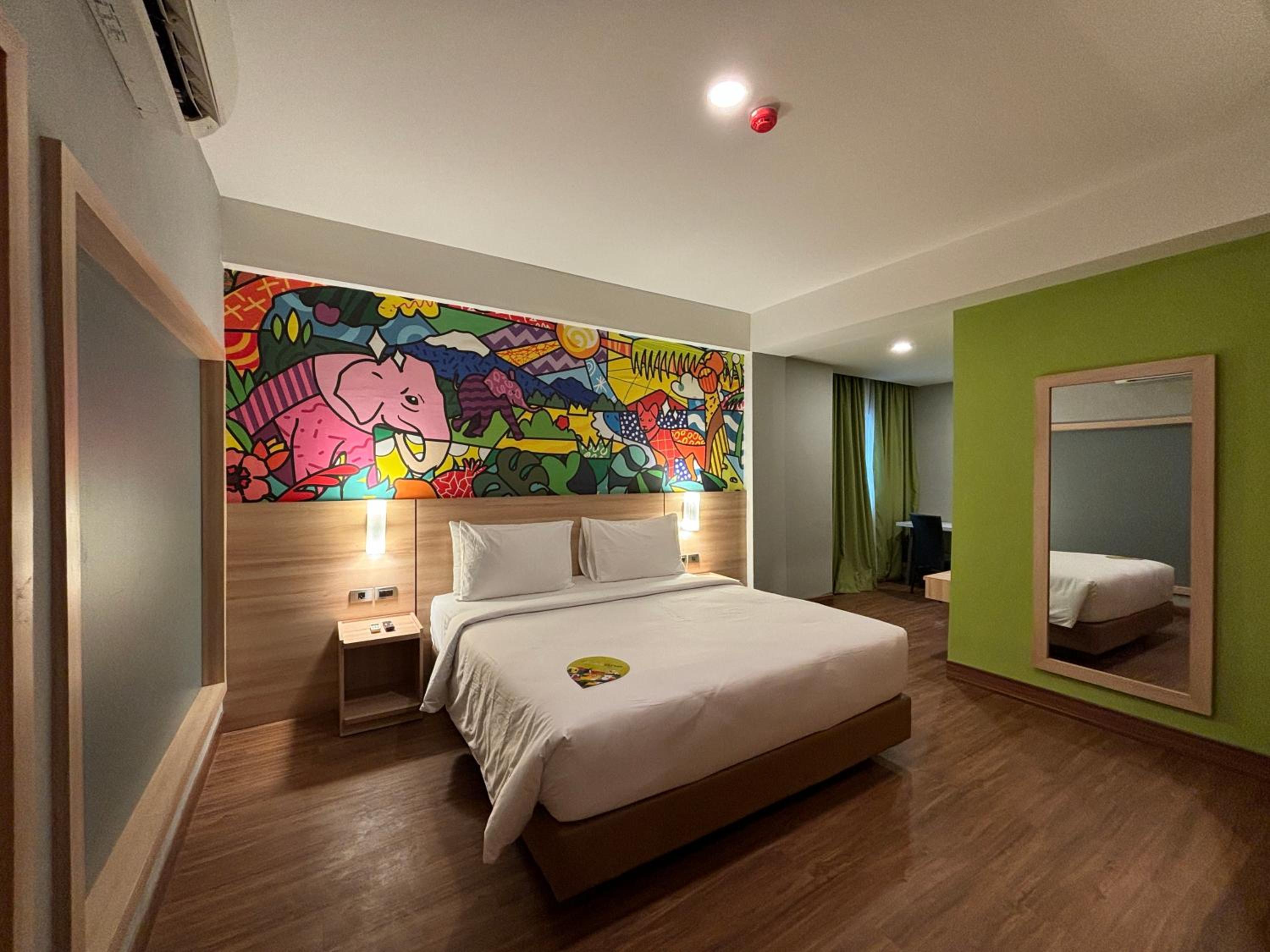 Suite - Photo 1