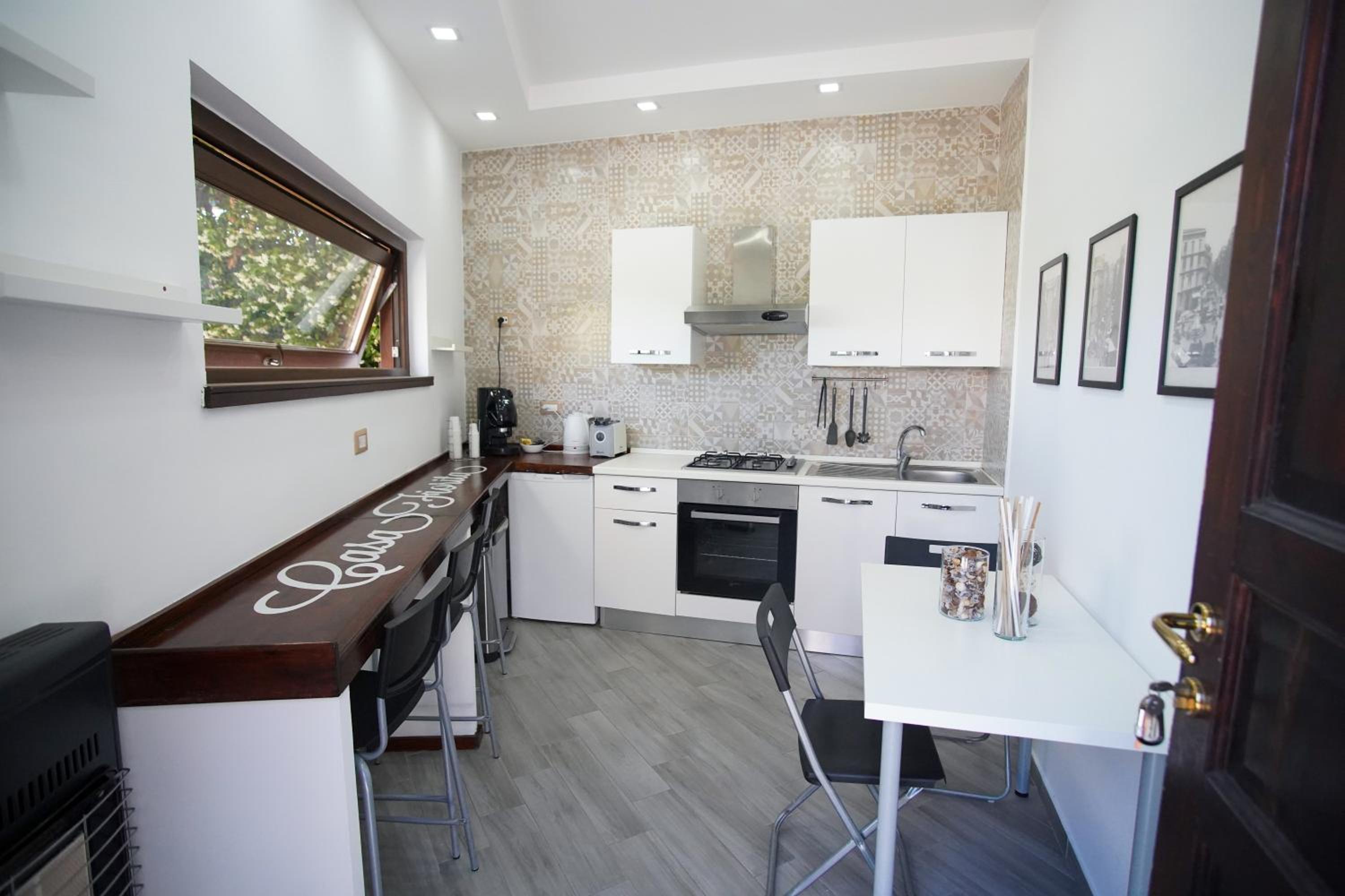 Quadruple Room with Private Bathroom - Photo 18