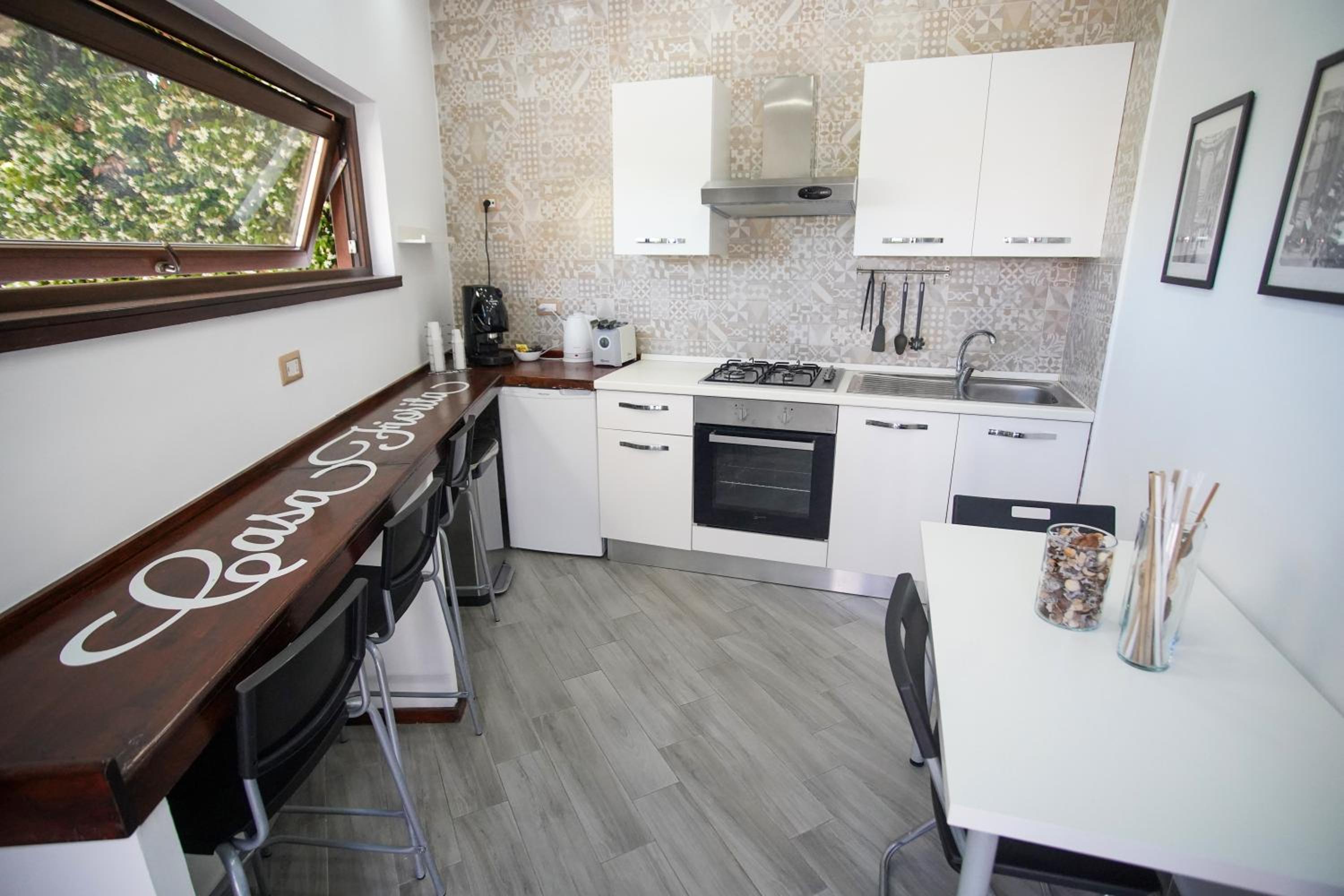 Quadruple Room with Private Bathroom - Photo 20