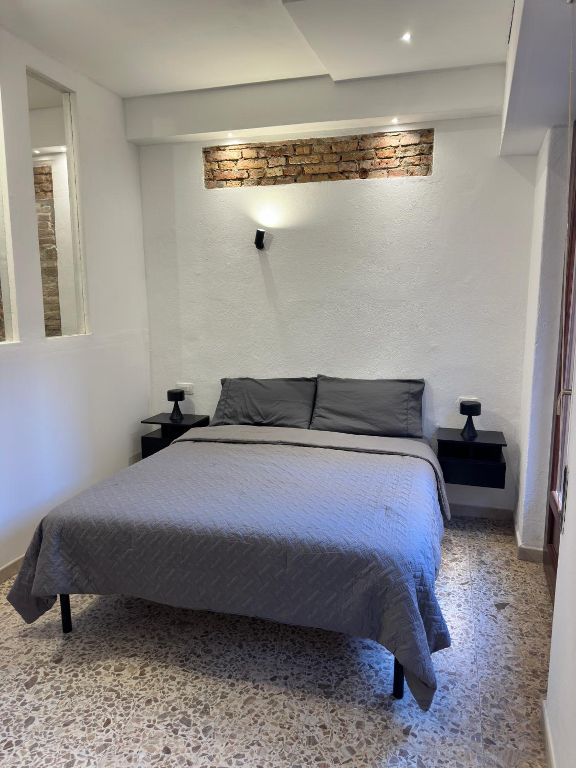 One-Bedroom Apartment with Balcony and City View photo 1