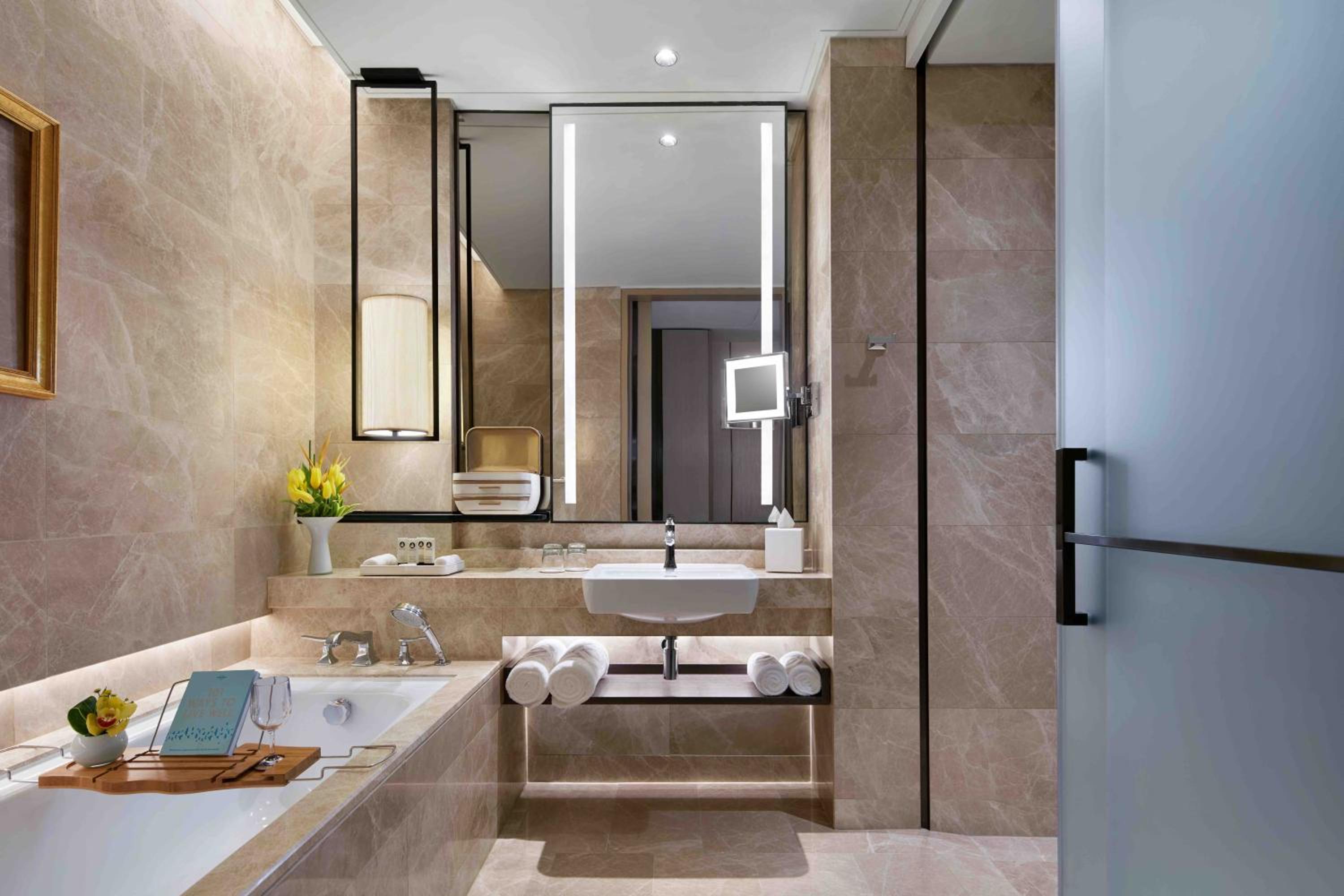 LUXURY CLUB ROOM, Club Millésime Access, 1 King Bed, Heritage or Pool View, High Floor