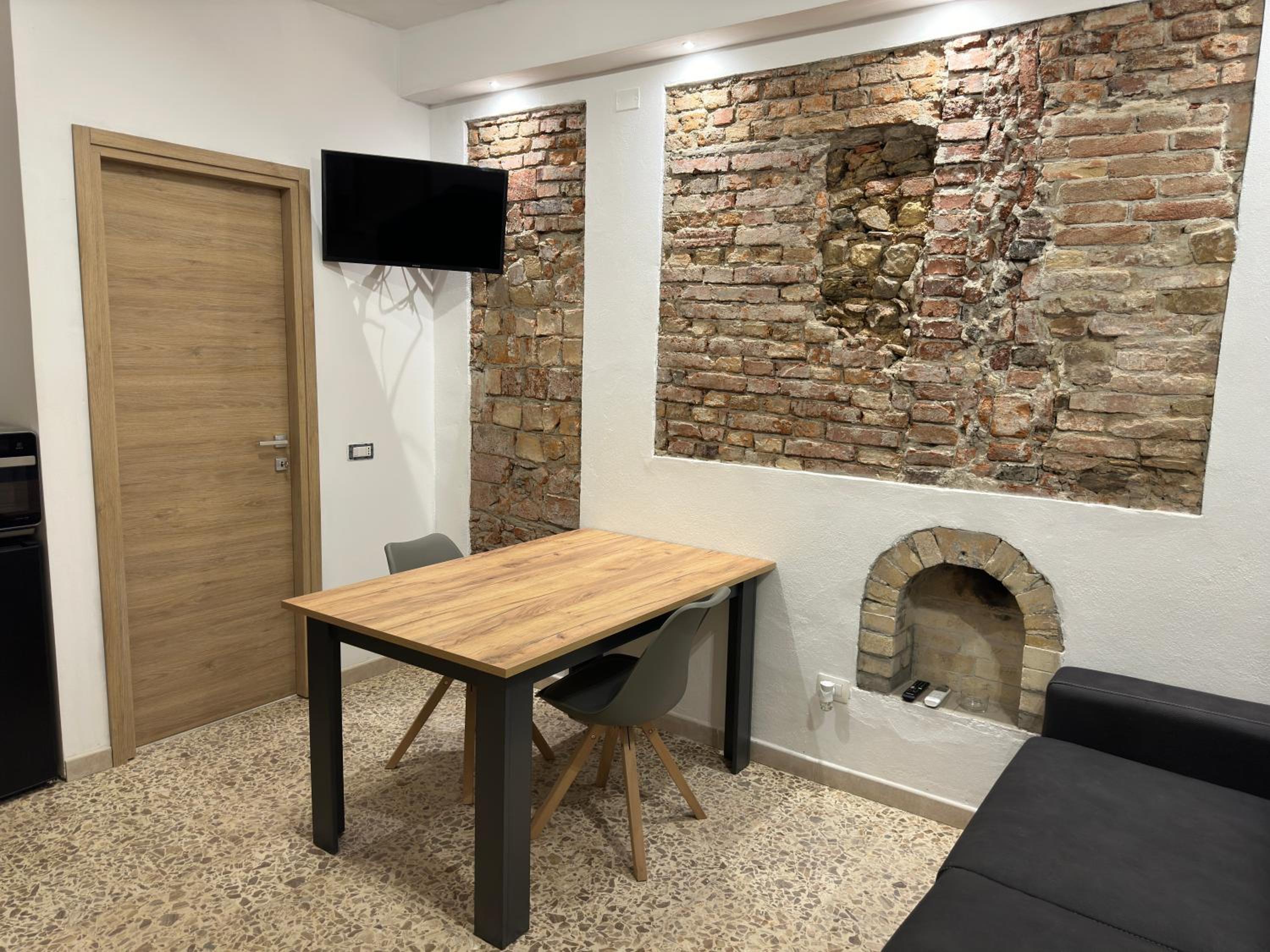 One-Bedroom Apartment with Balcony and City View photo 2