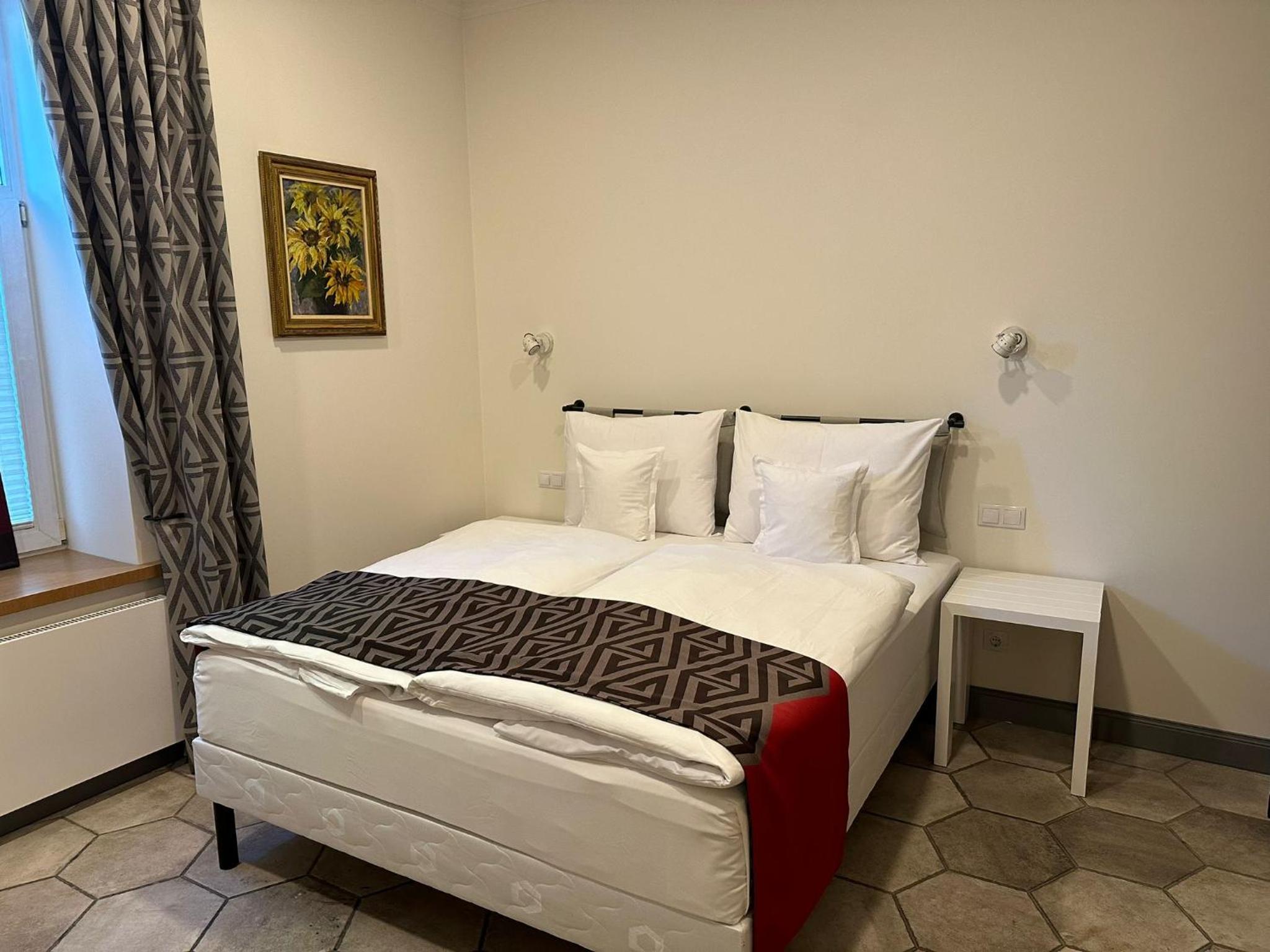 One-Bedroom Apartment - Photo 2
