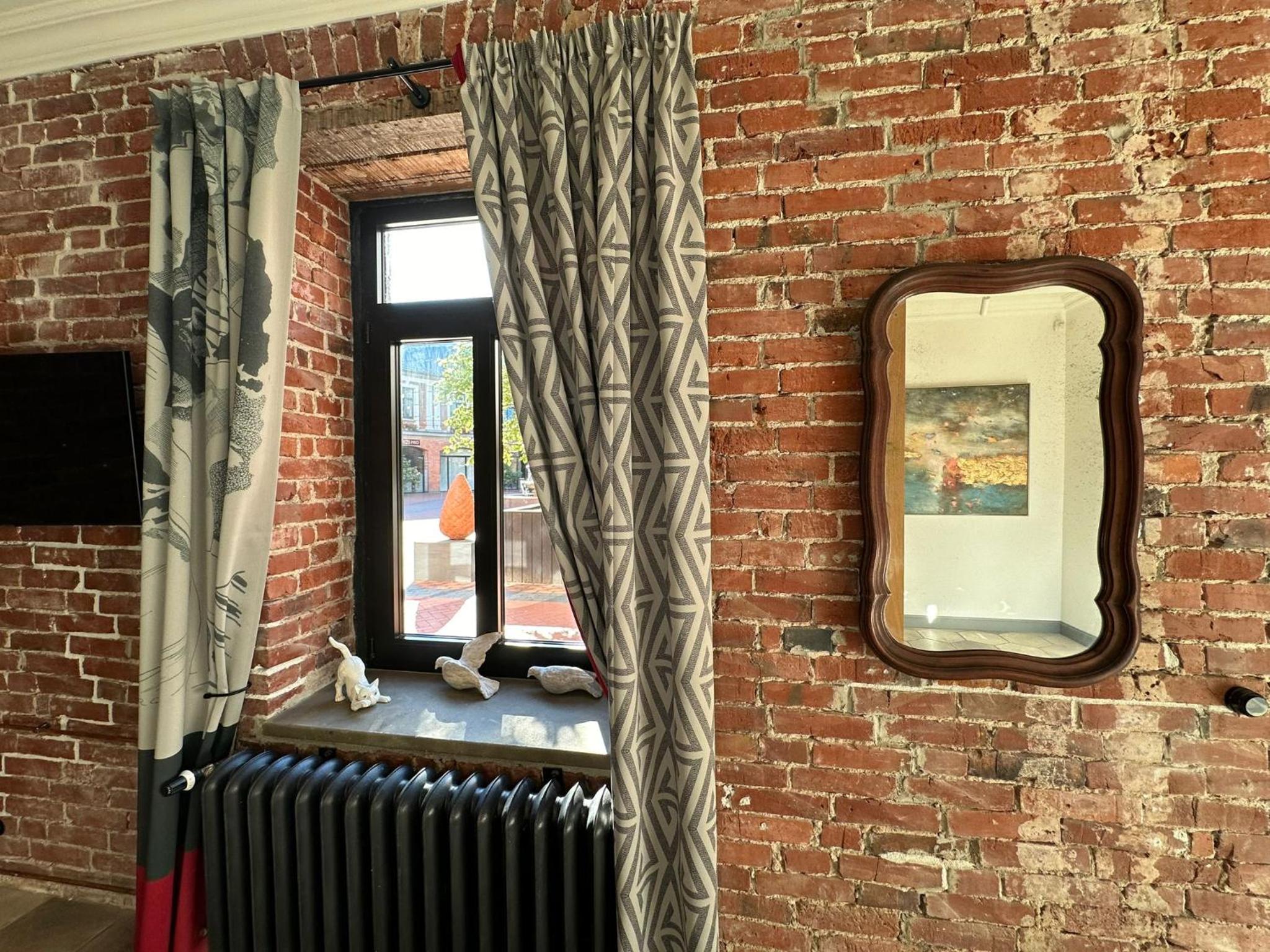 One-Bedroom Apartment - Photo 3