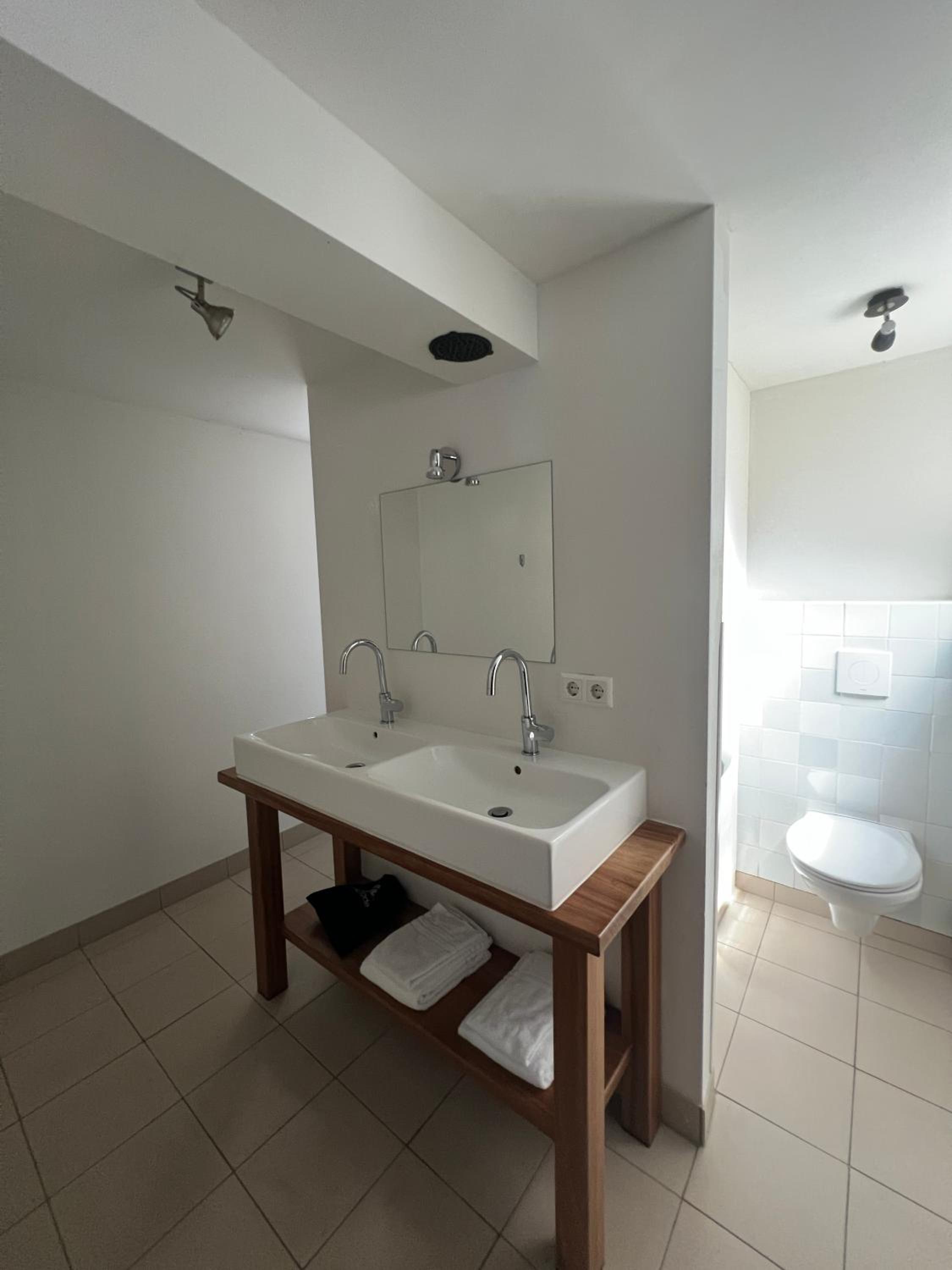 Double or Twin Room with Bathroom - Photo 5