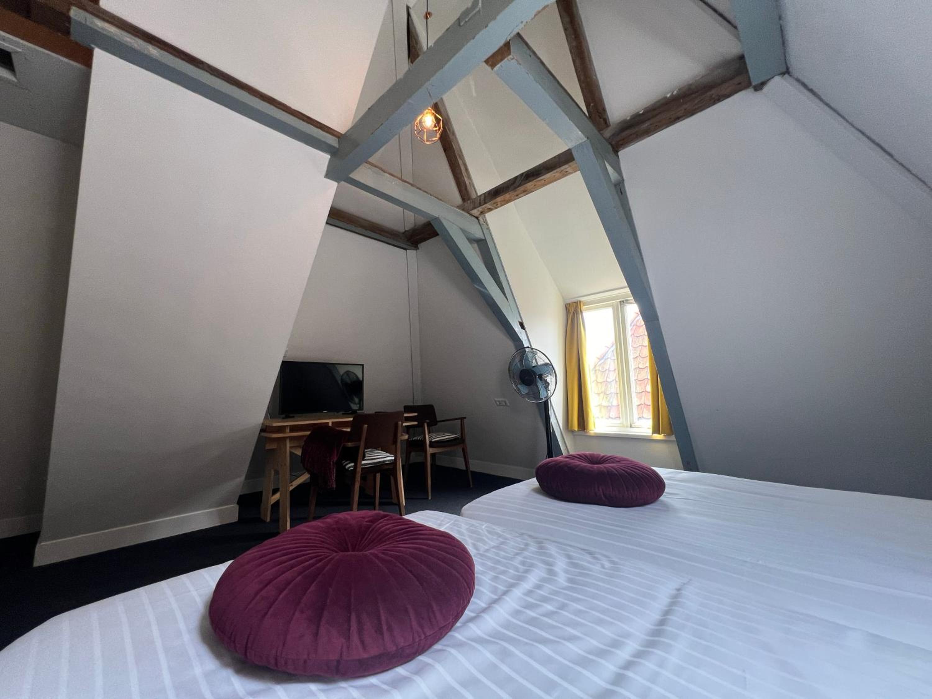 Double or Twin Room with Bathroom - Photo 9