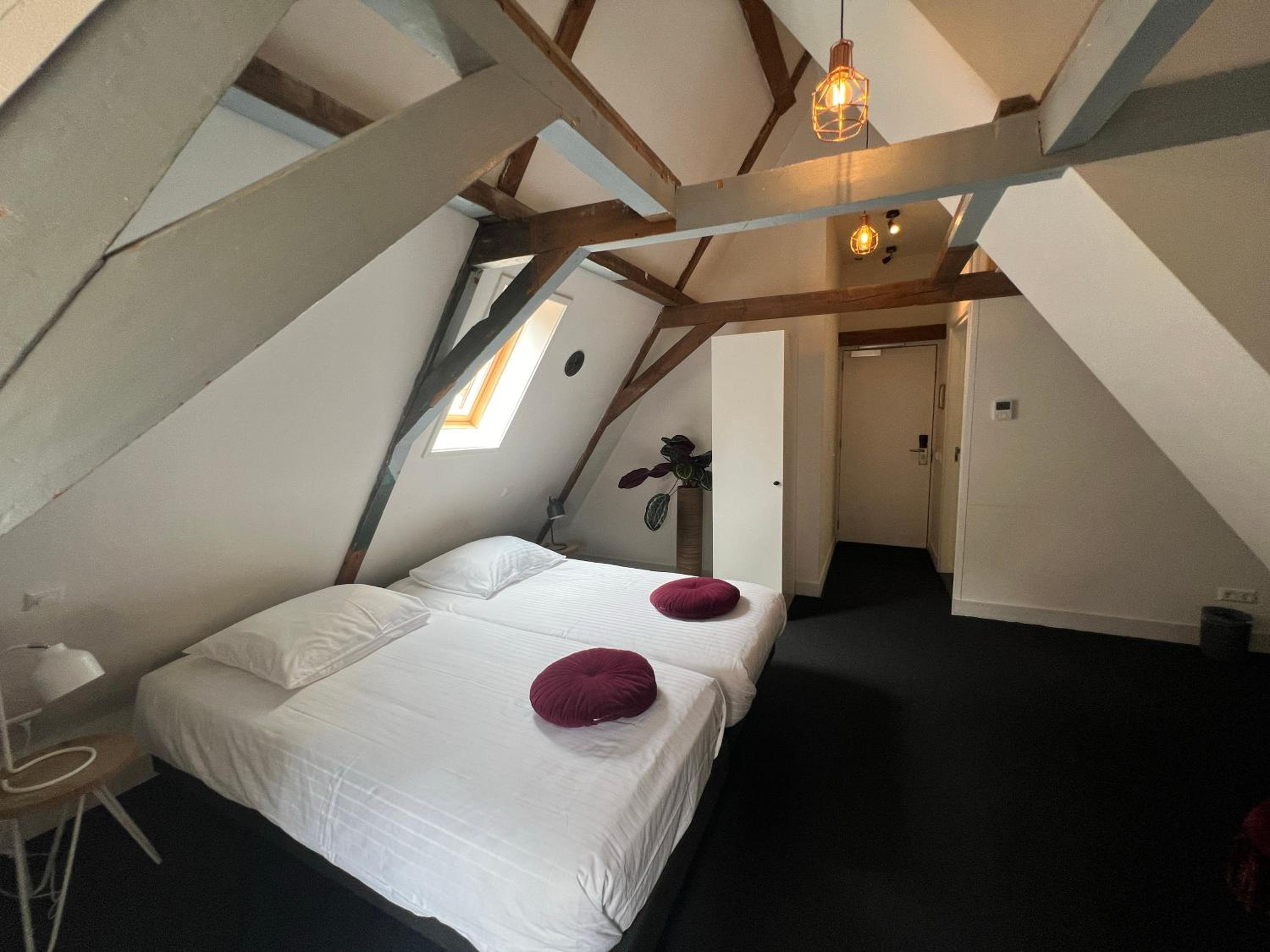 Double or Twin Room with Bathroom - Photo 7
