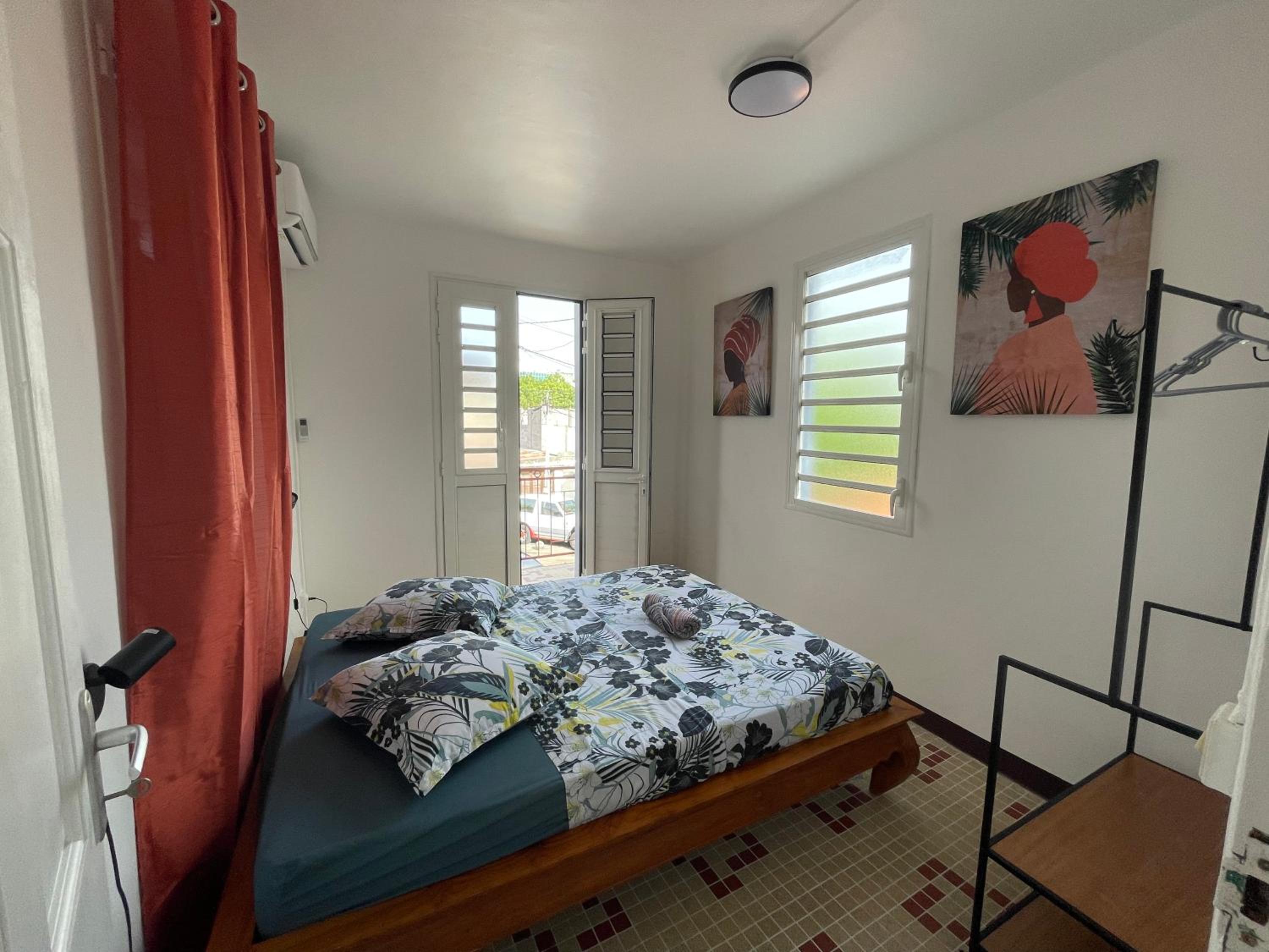 One-Bedroom Apartment photo 1
