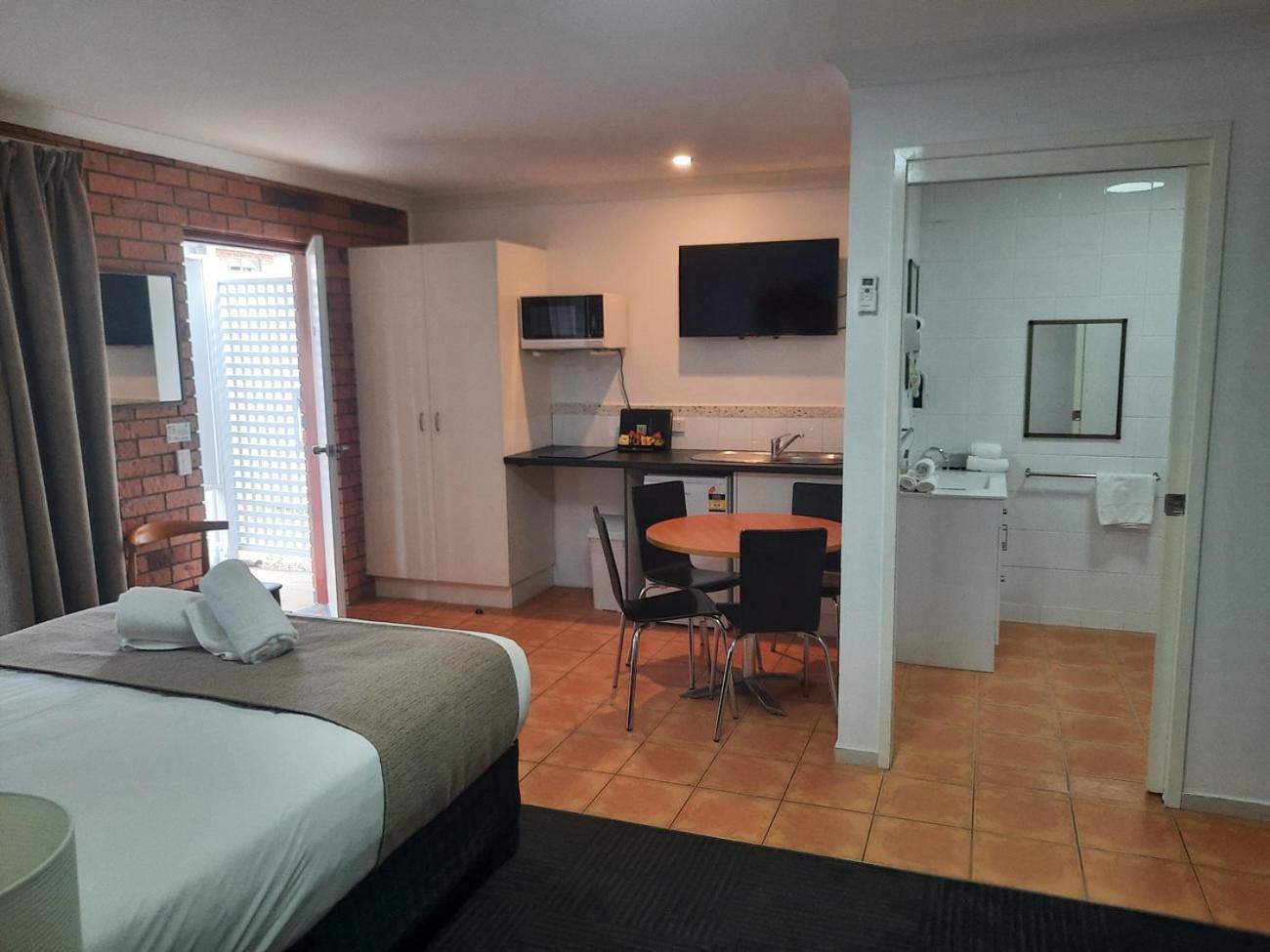 Two-Bedroom Apartment - Disability Access photo 3