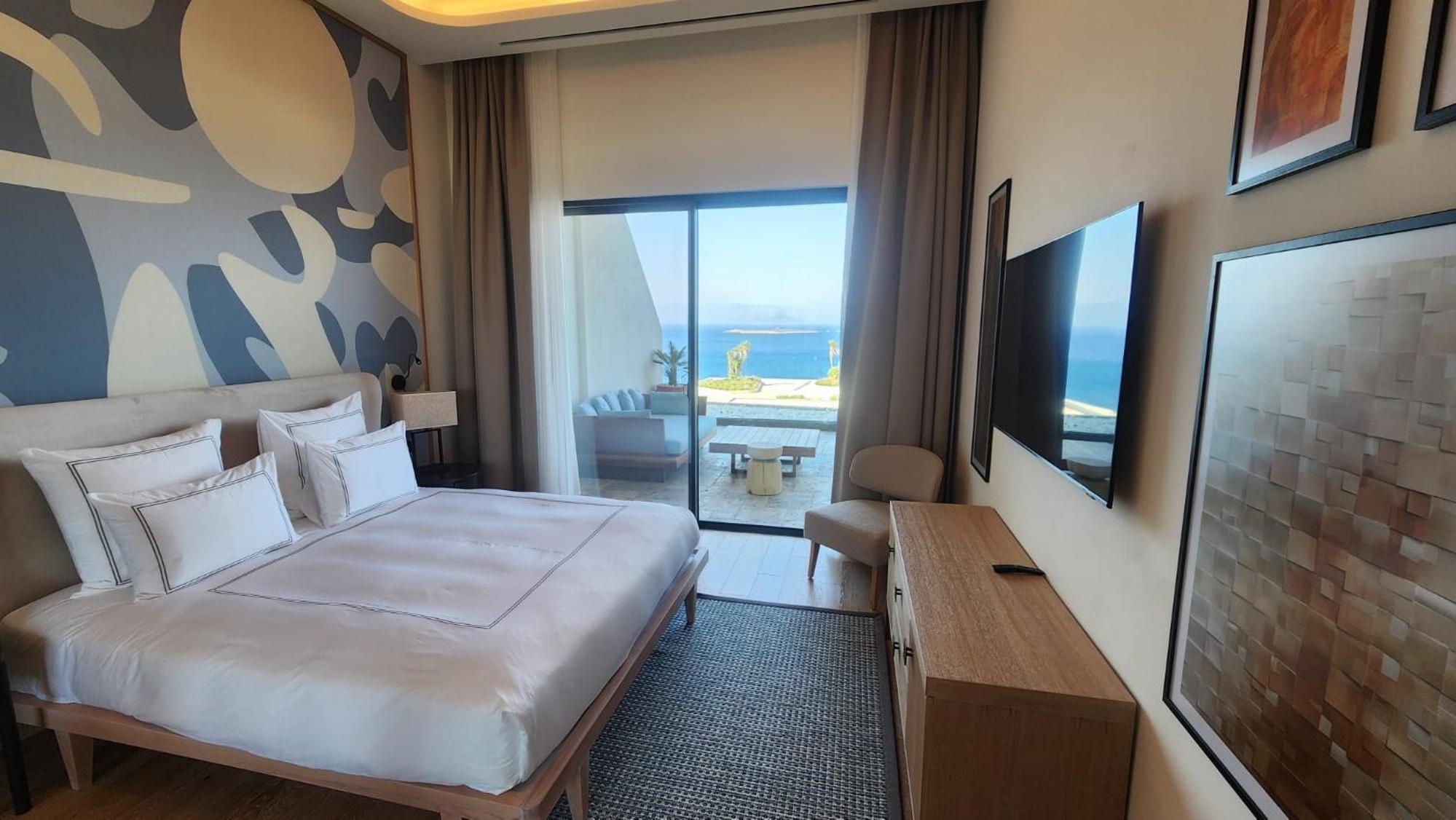Two-Bedroom Executive Suite with sea view photo 2