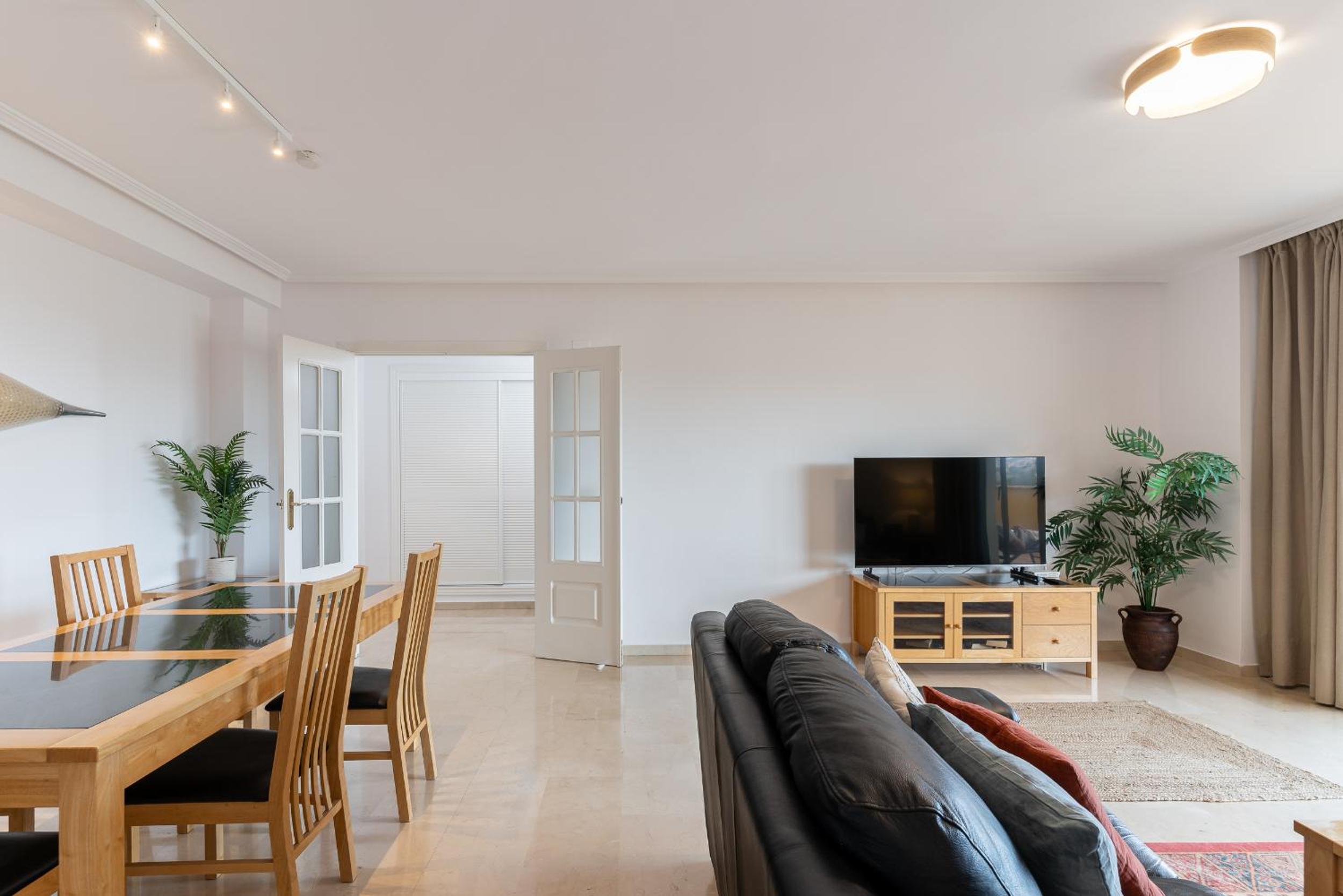 Apartamento de dos habitaciones con balcón y vista al mar