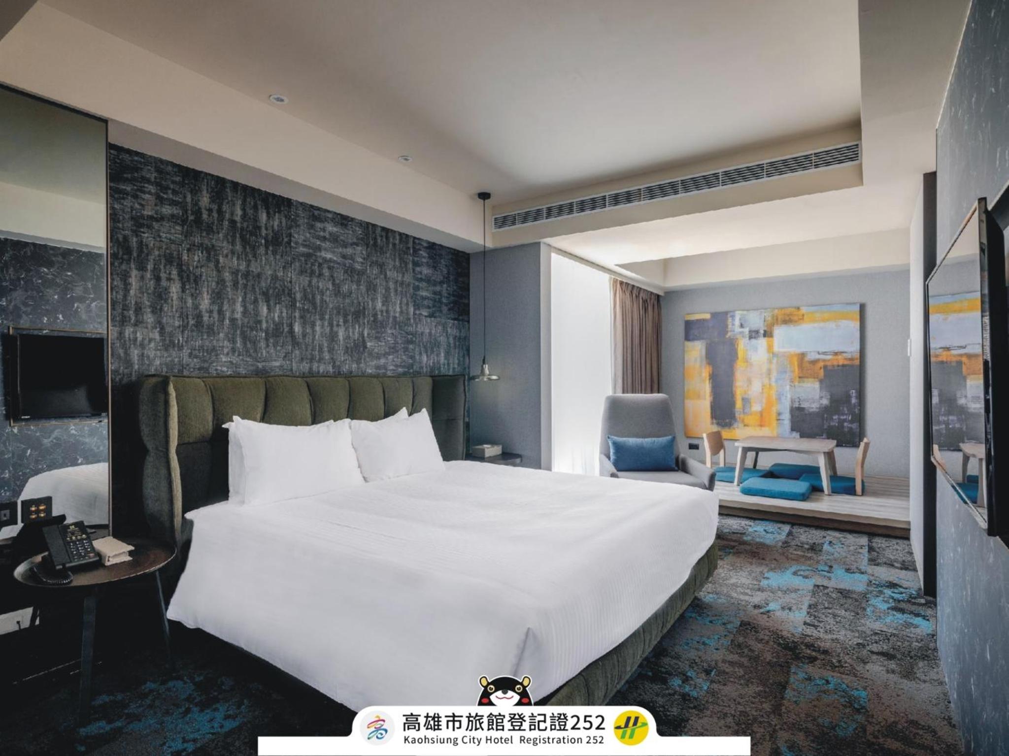 Deluxe Suite (1 King Bed) - Photo 11