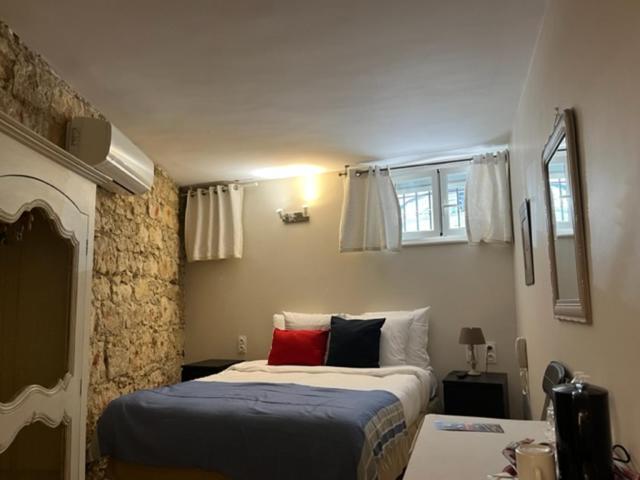 Economy small Double Room Semi Basement - Photo 1