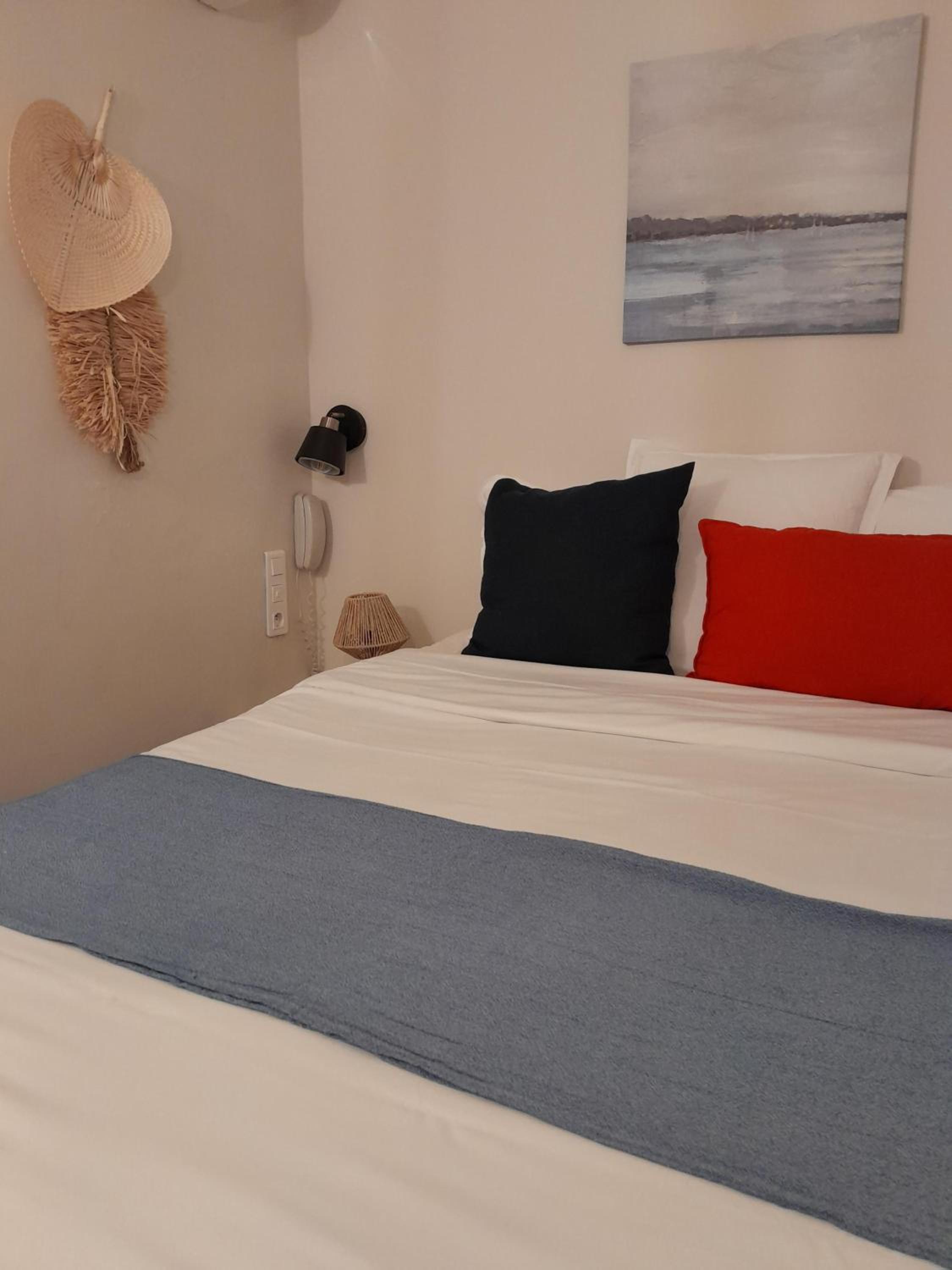 Economy small Double Room Semi Basement - Photo 3
