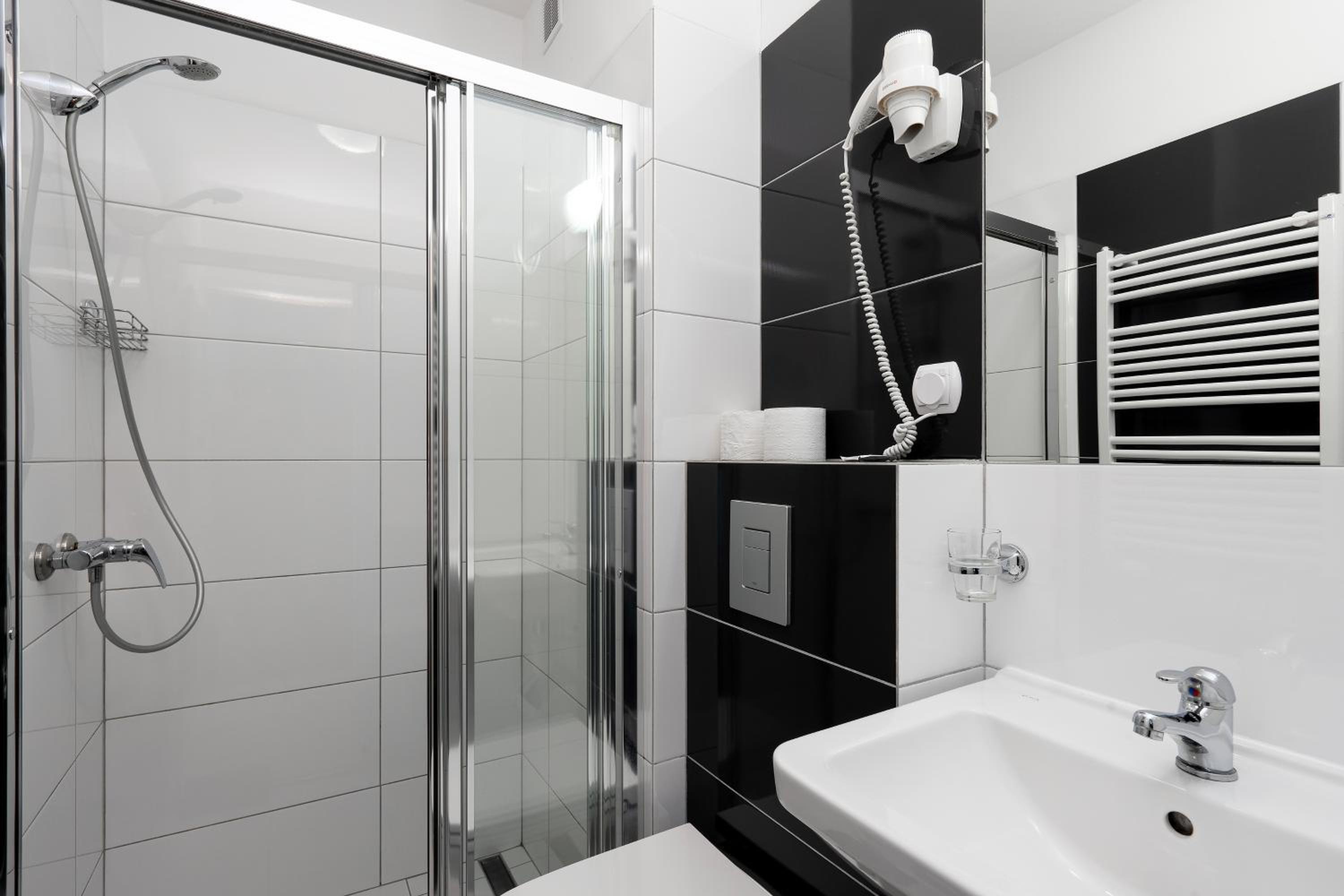 Double Room with Balcony - Photo 2