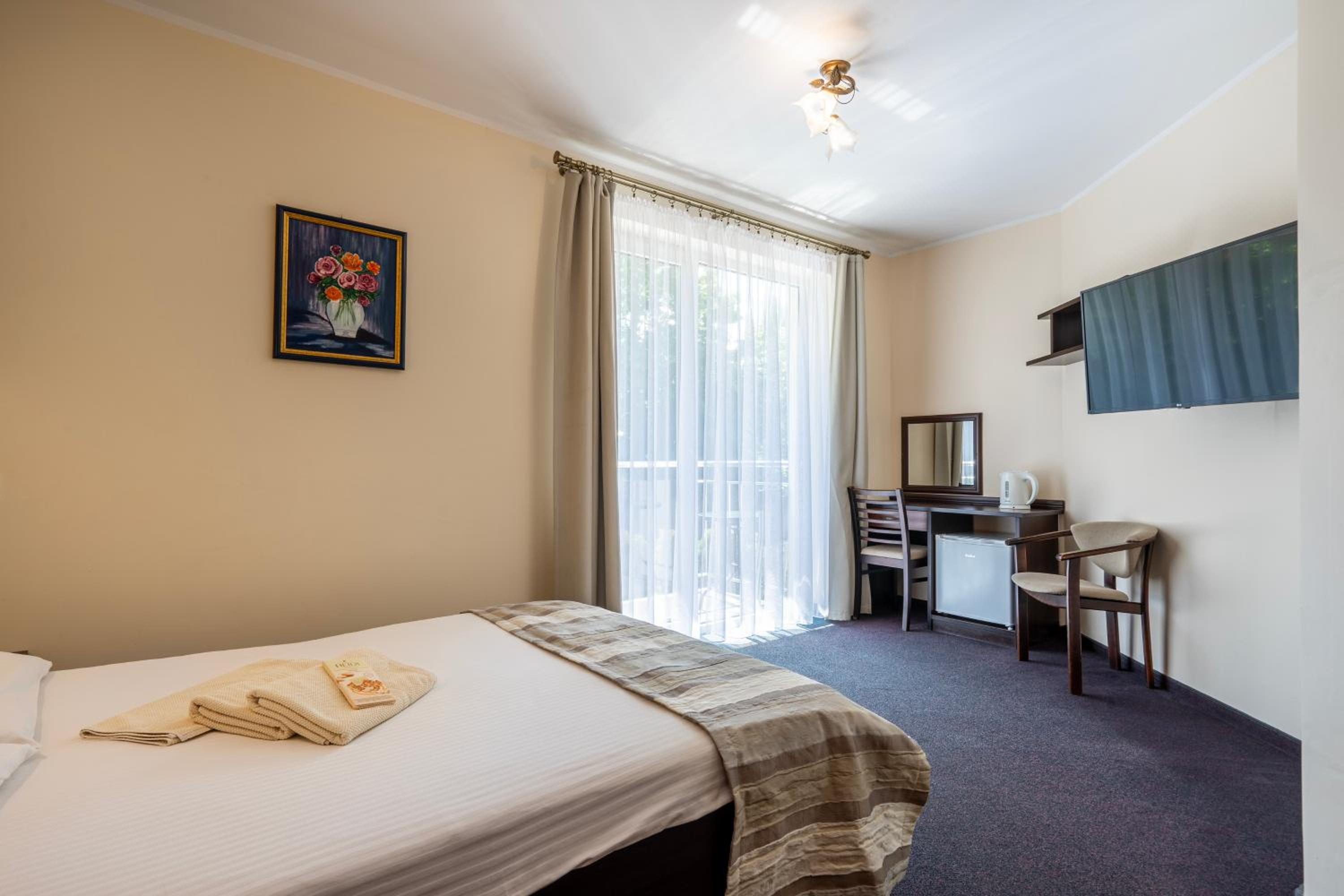 Double Room with Balcony - Photo 11
