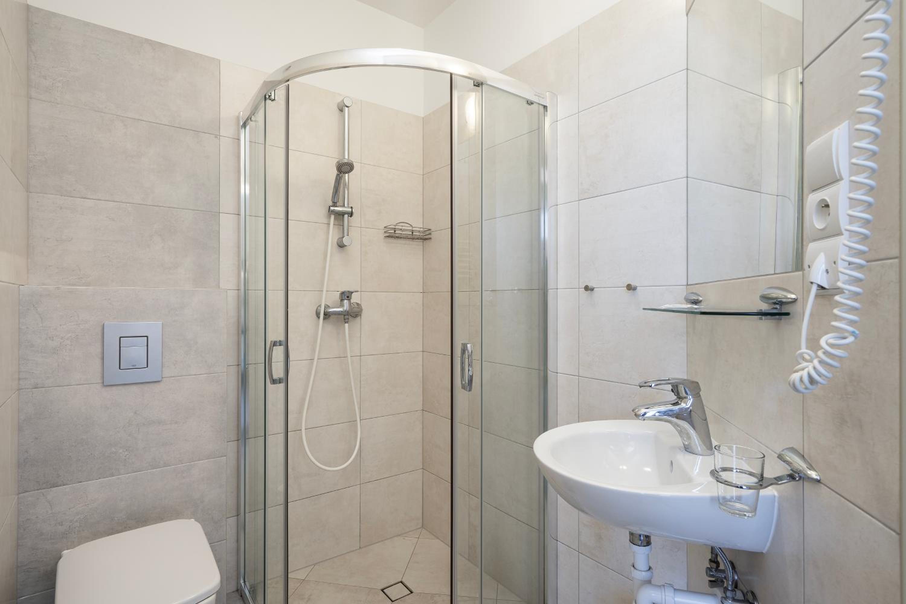 Double Room with Balcony - Photo 8