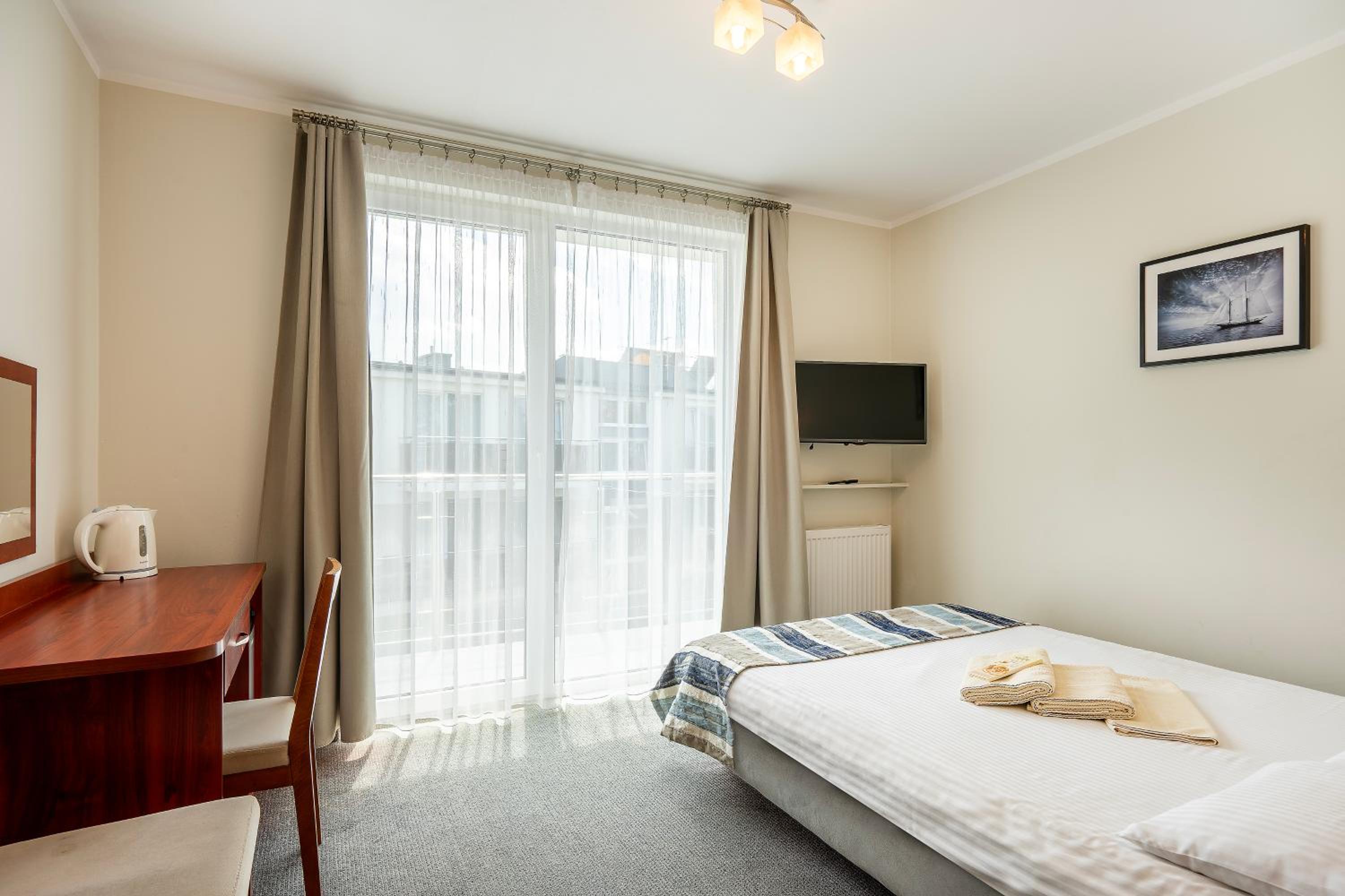 Double Room with Balcony - Photo 4