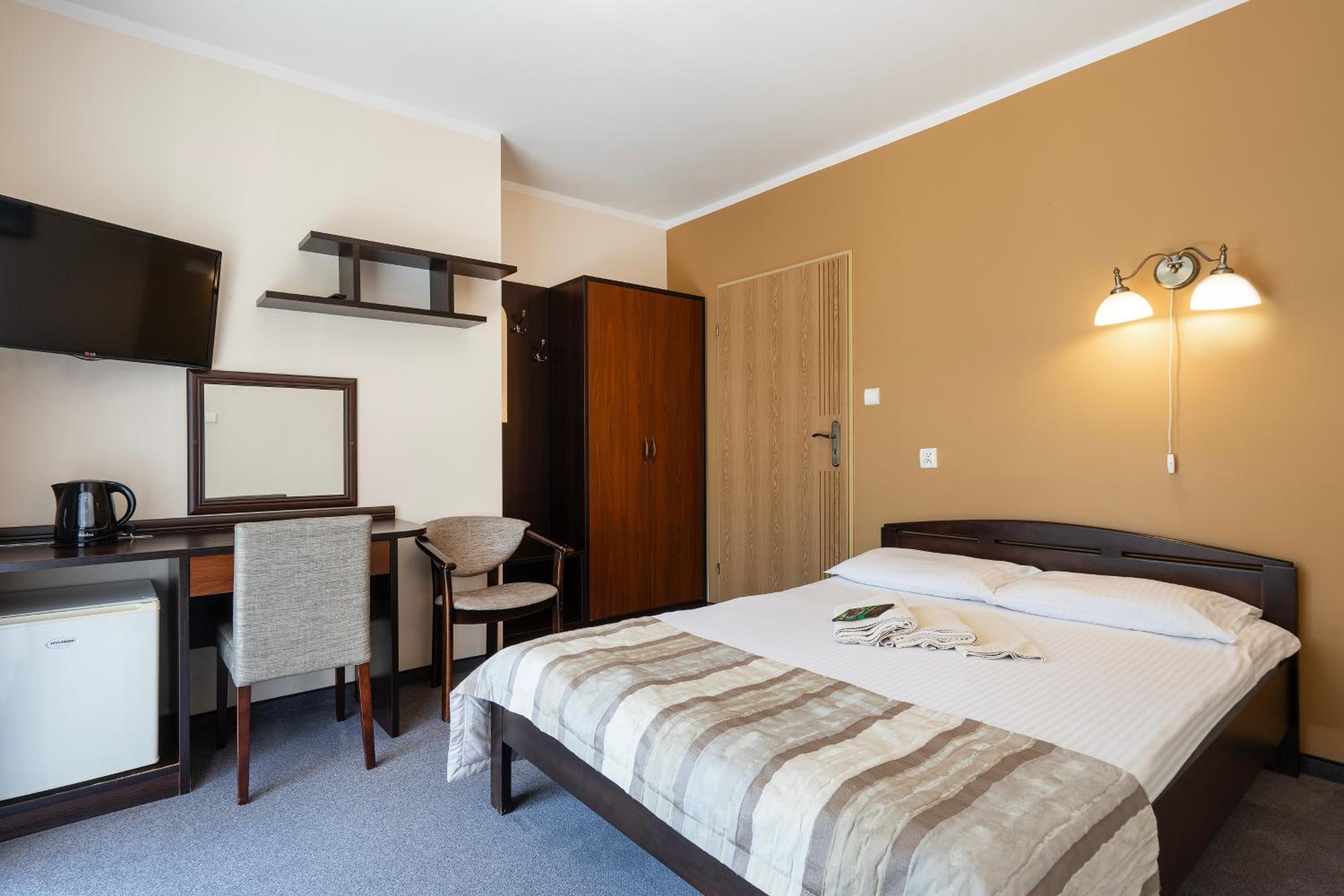 Double Room with Balcony - Photo 16
