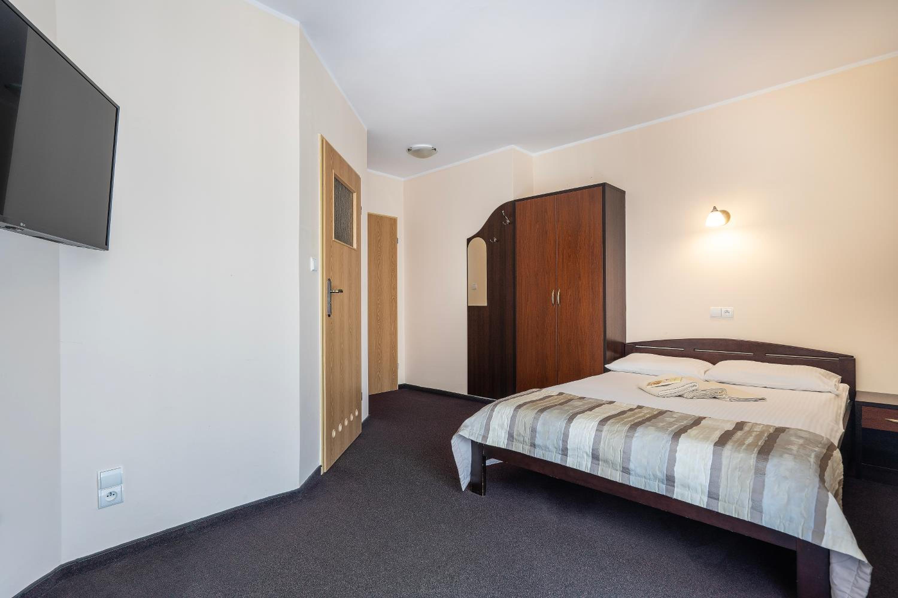 Double Room with Balcony - Photo 17