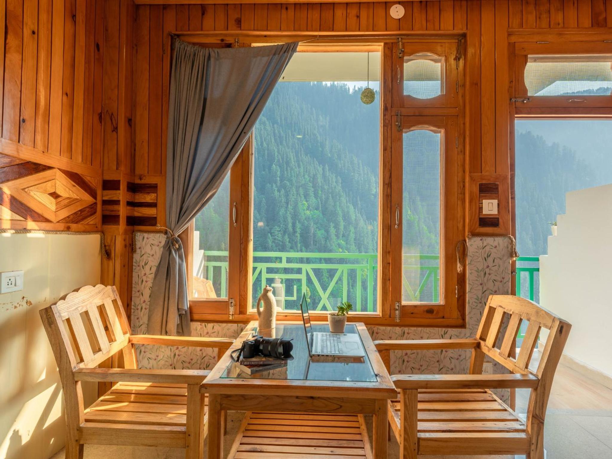 Deluxe Double Room with Balcony photo 3