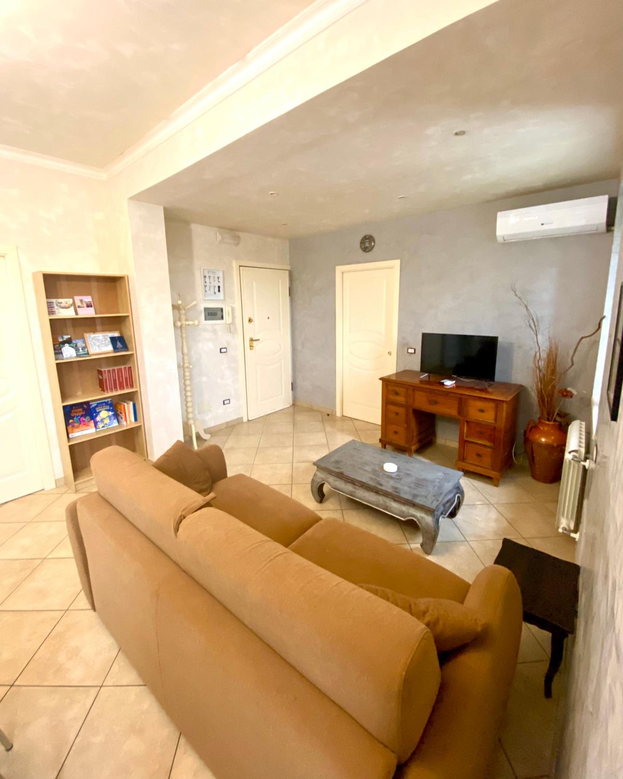 One-Bedroom Apartment photo 1