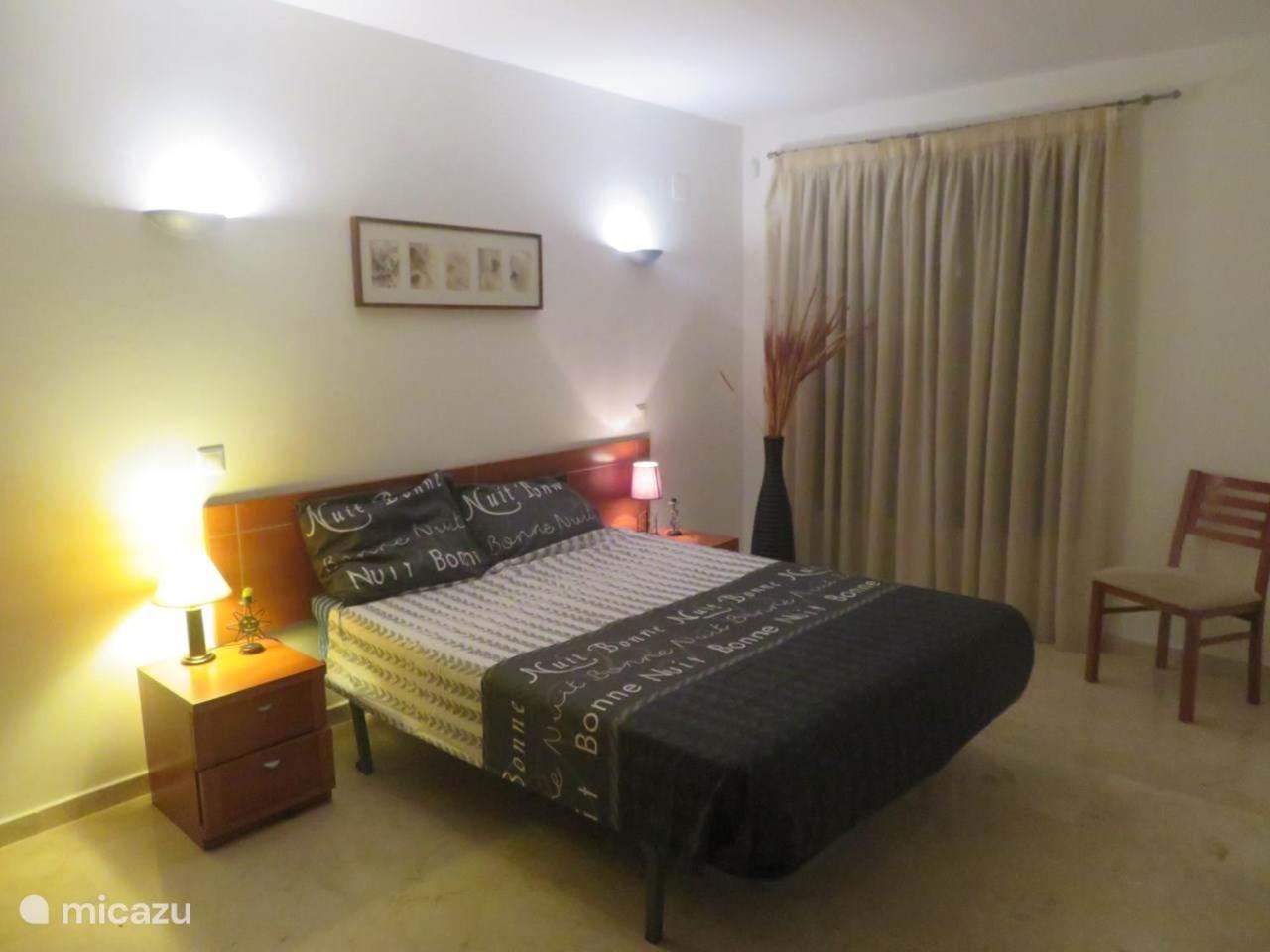 Apartamento de dos habitaciones con vista parcial al mar.