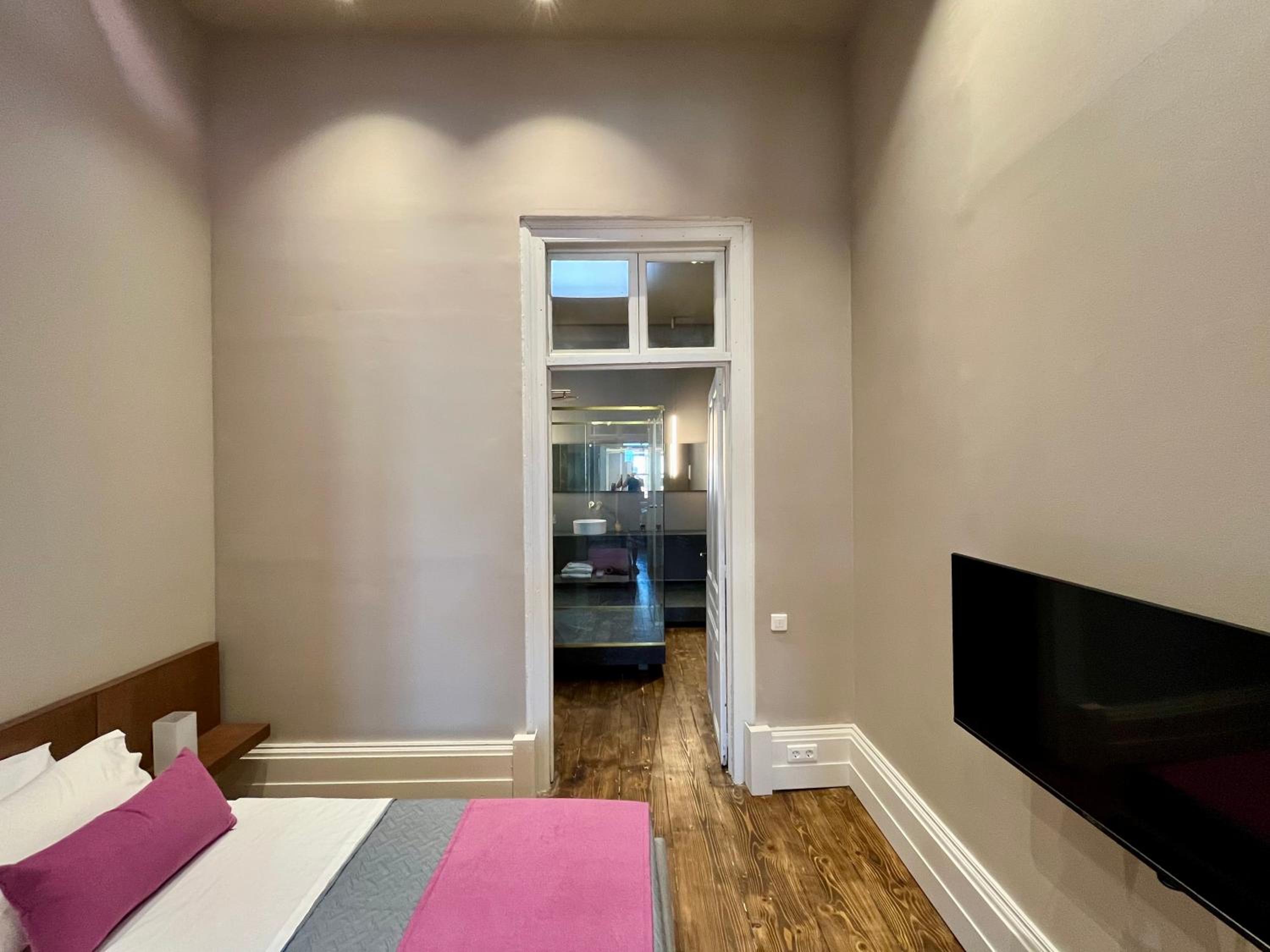 Suite - Photo 16