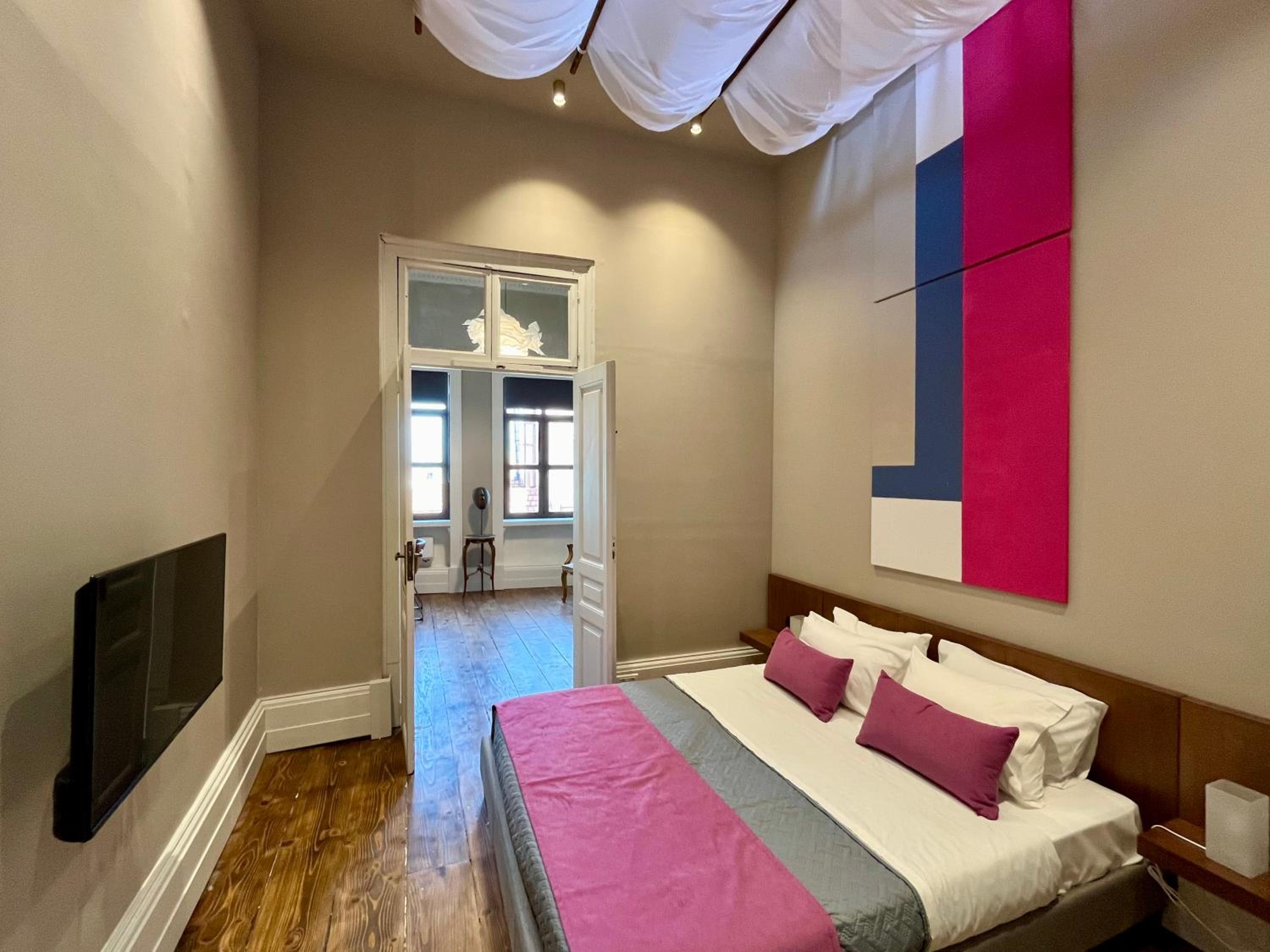 Suite - Photo 19