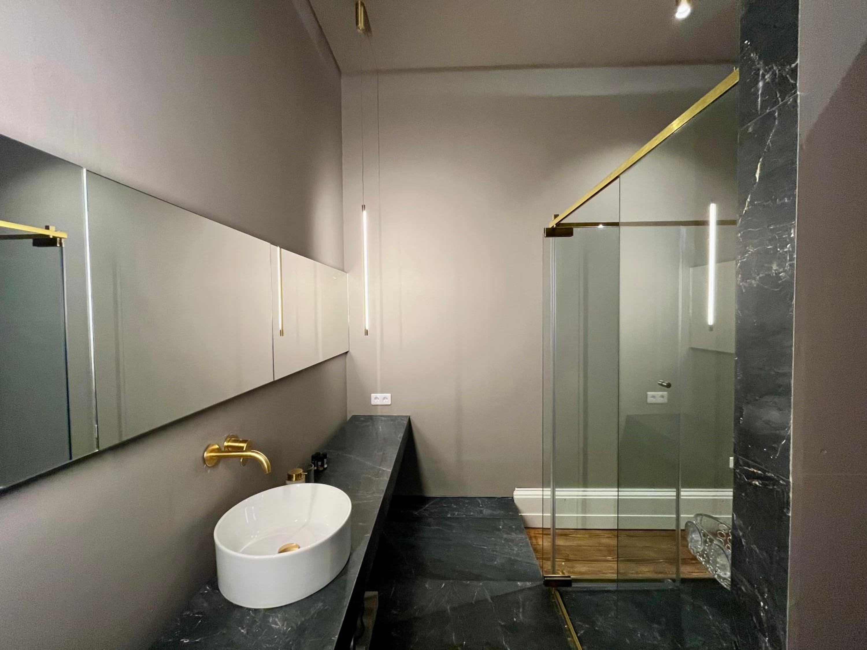 Suite - Photo 3