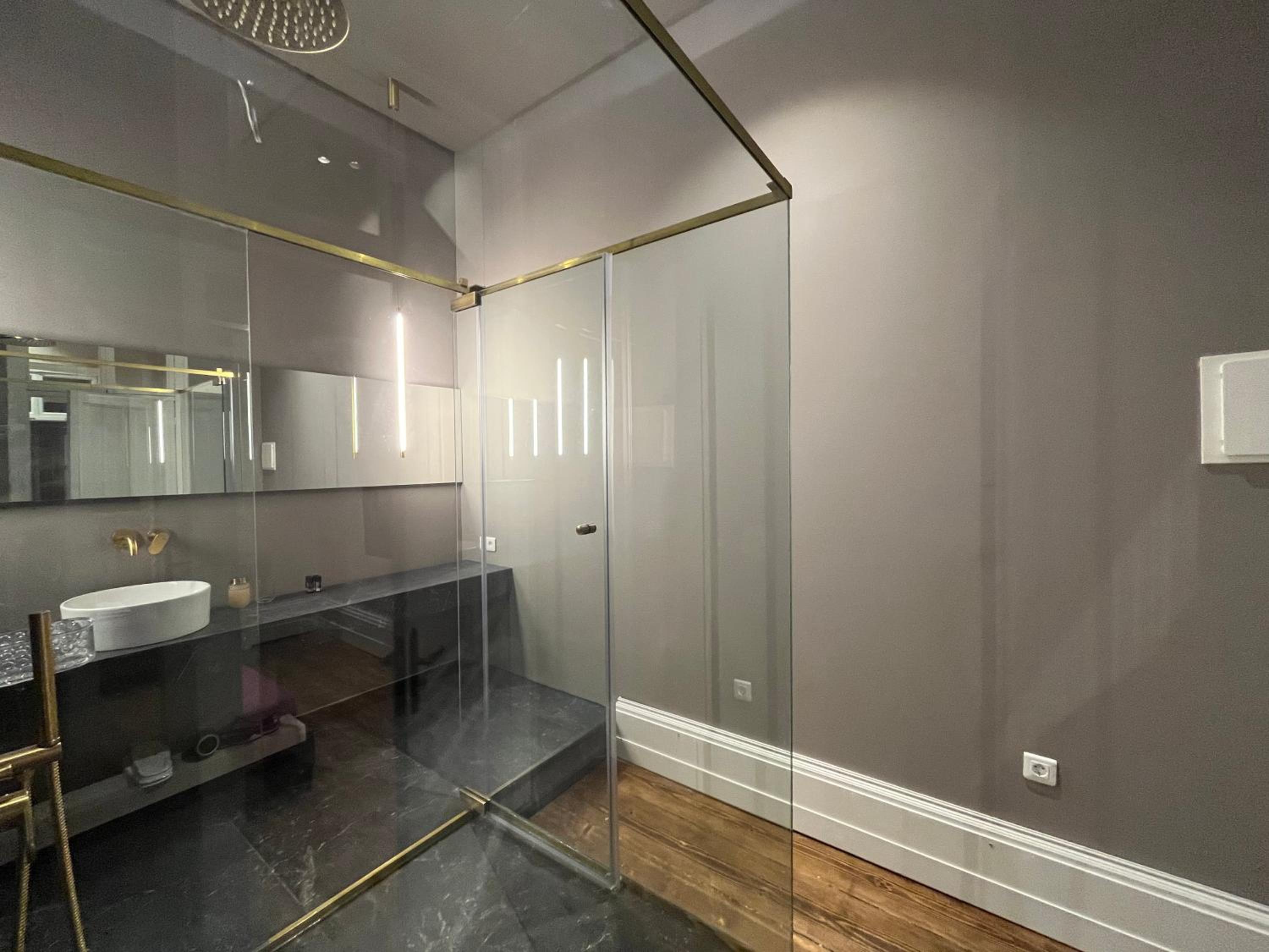 Suite - Photo 18