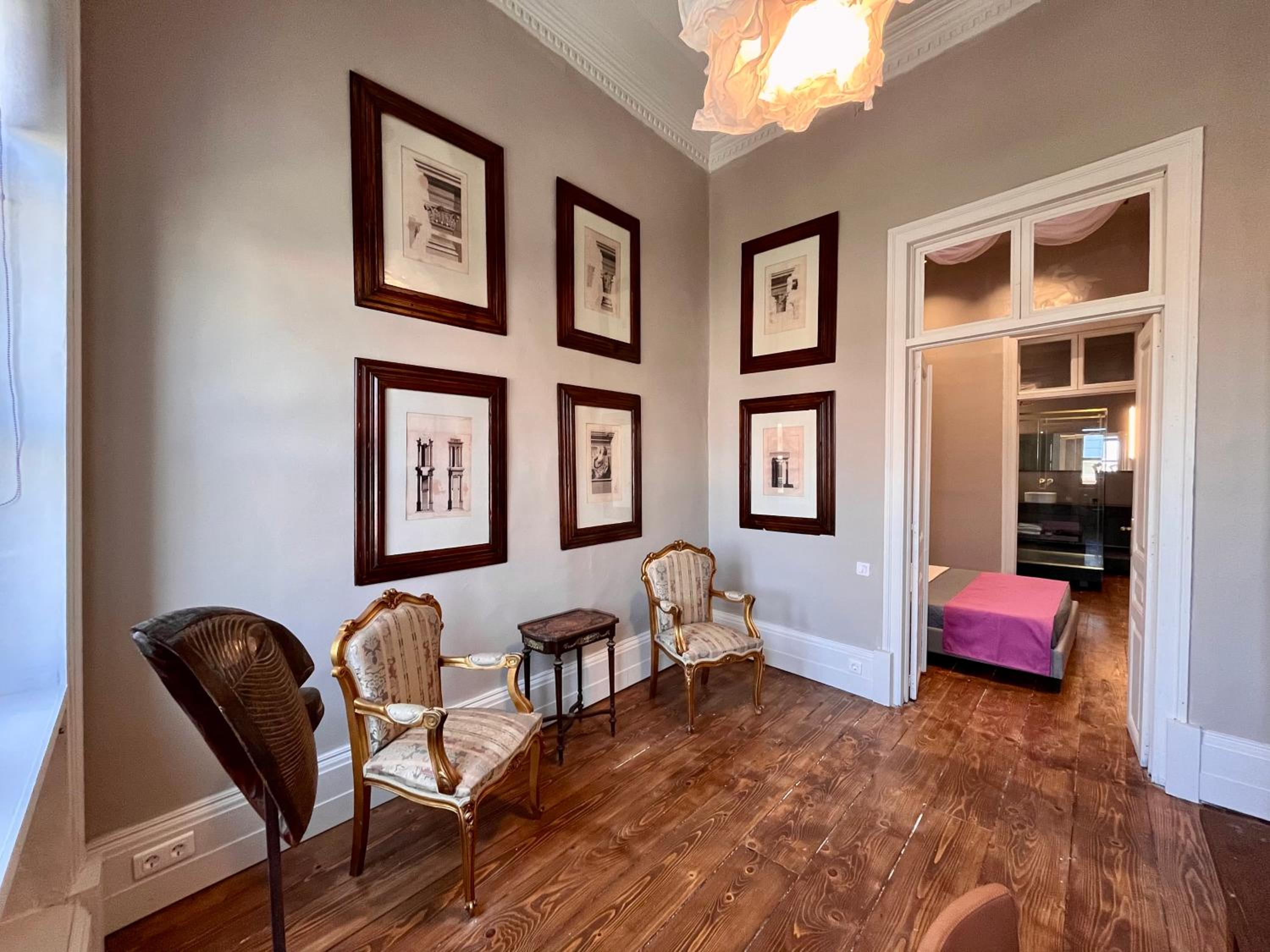 Suite - Photo 1