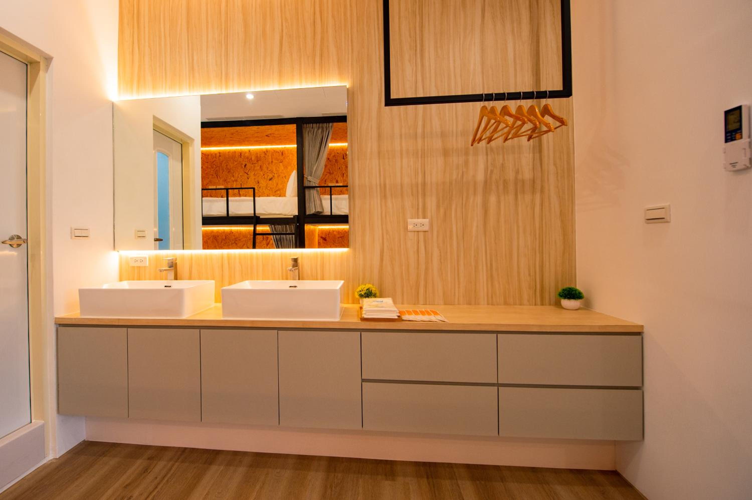Family Room with Private Bathroom photo 3