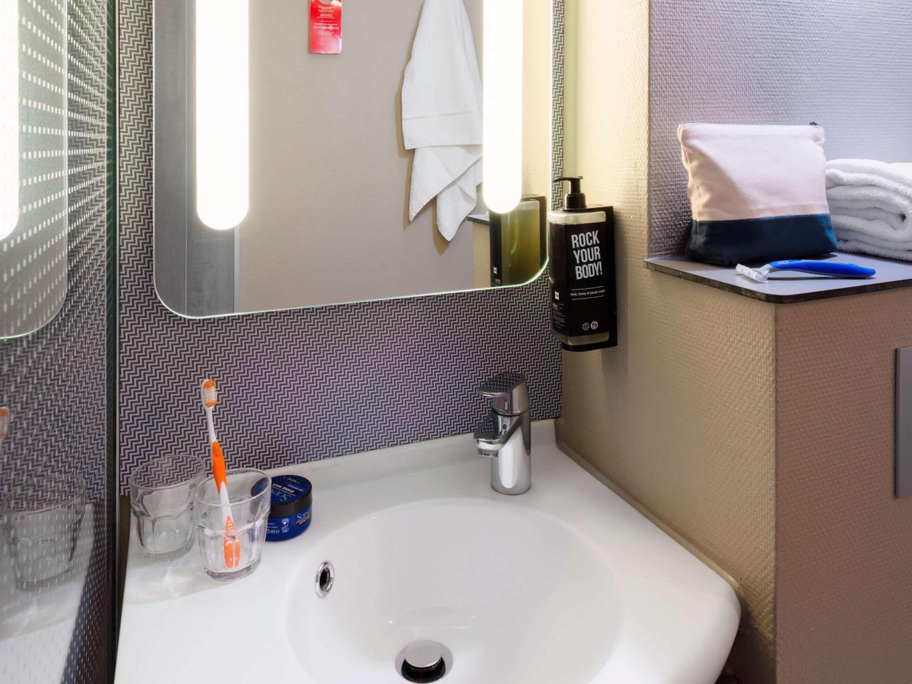 Standard Double Room - Photo 11