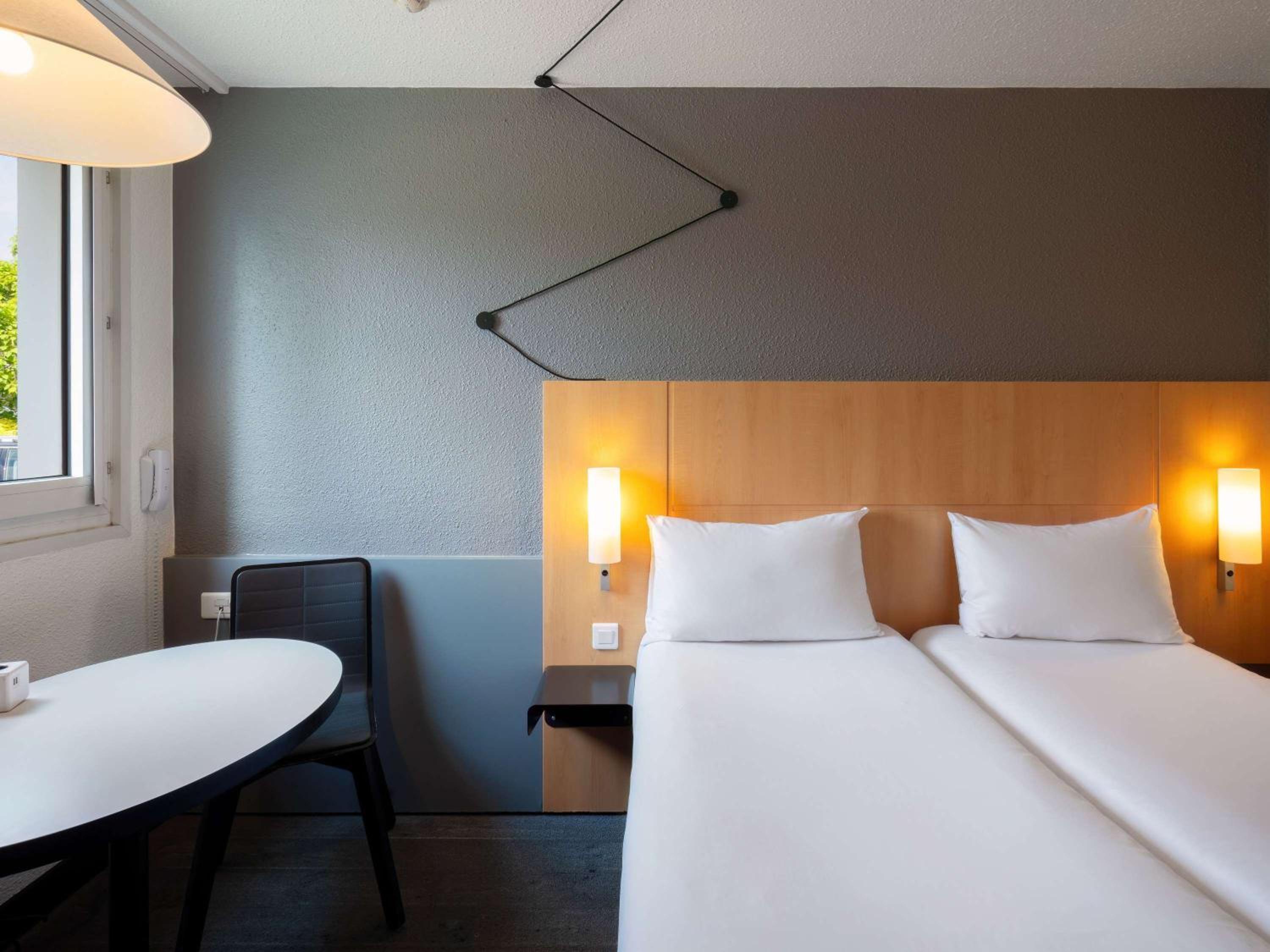 Standard Twin Room - Photo 7