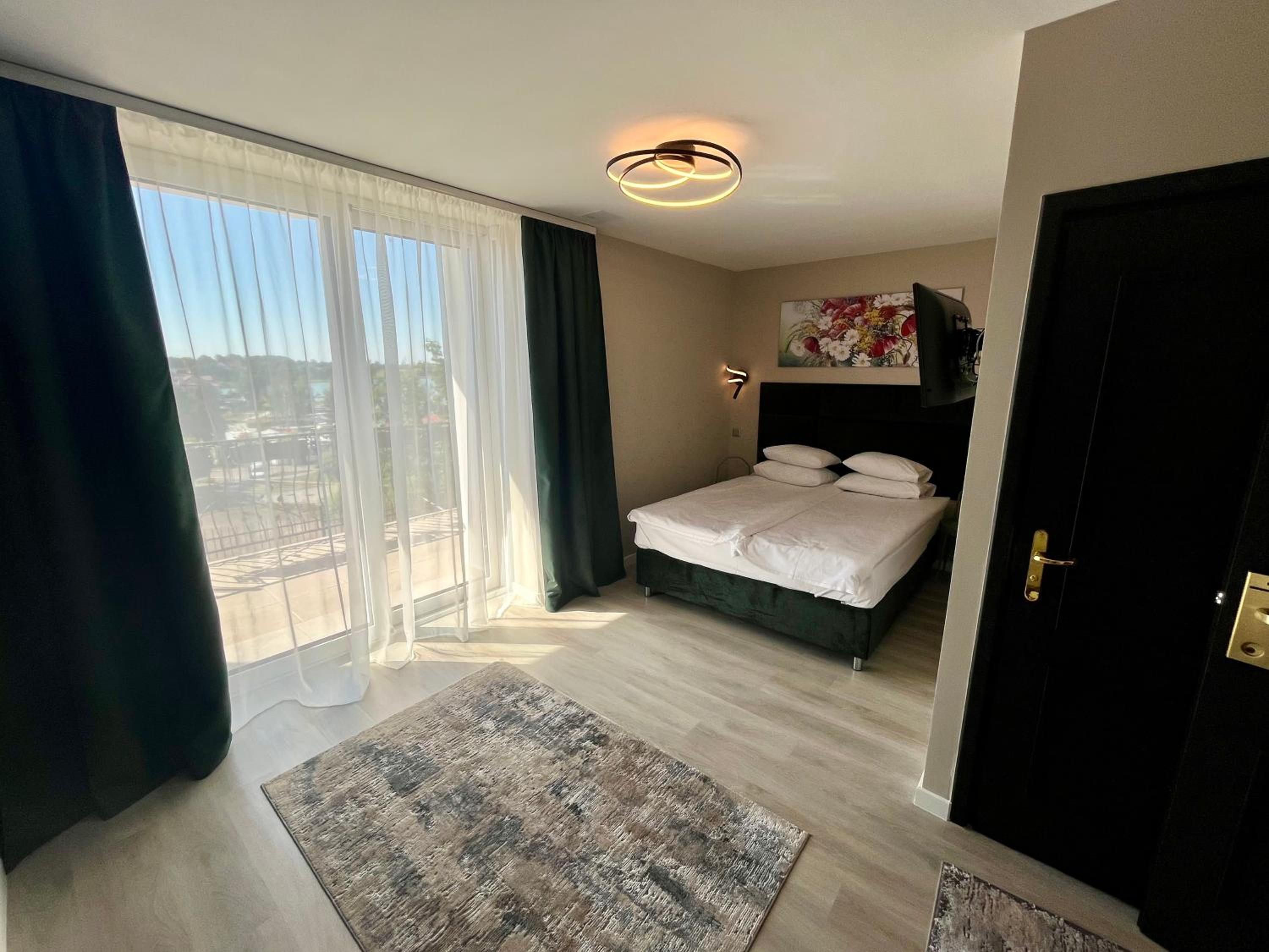 Two-Bedroom Deluxe Apartment with Balcony - Photo 13