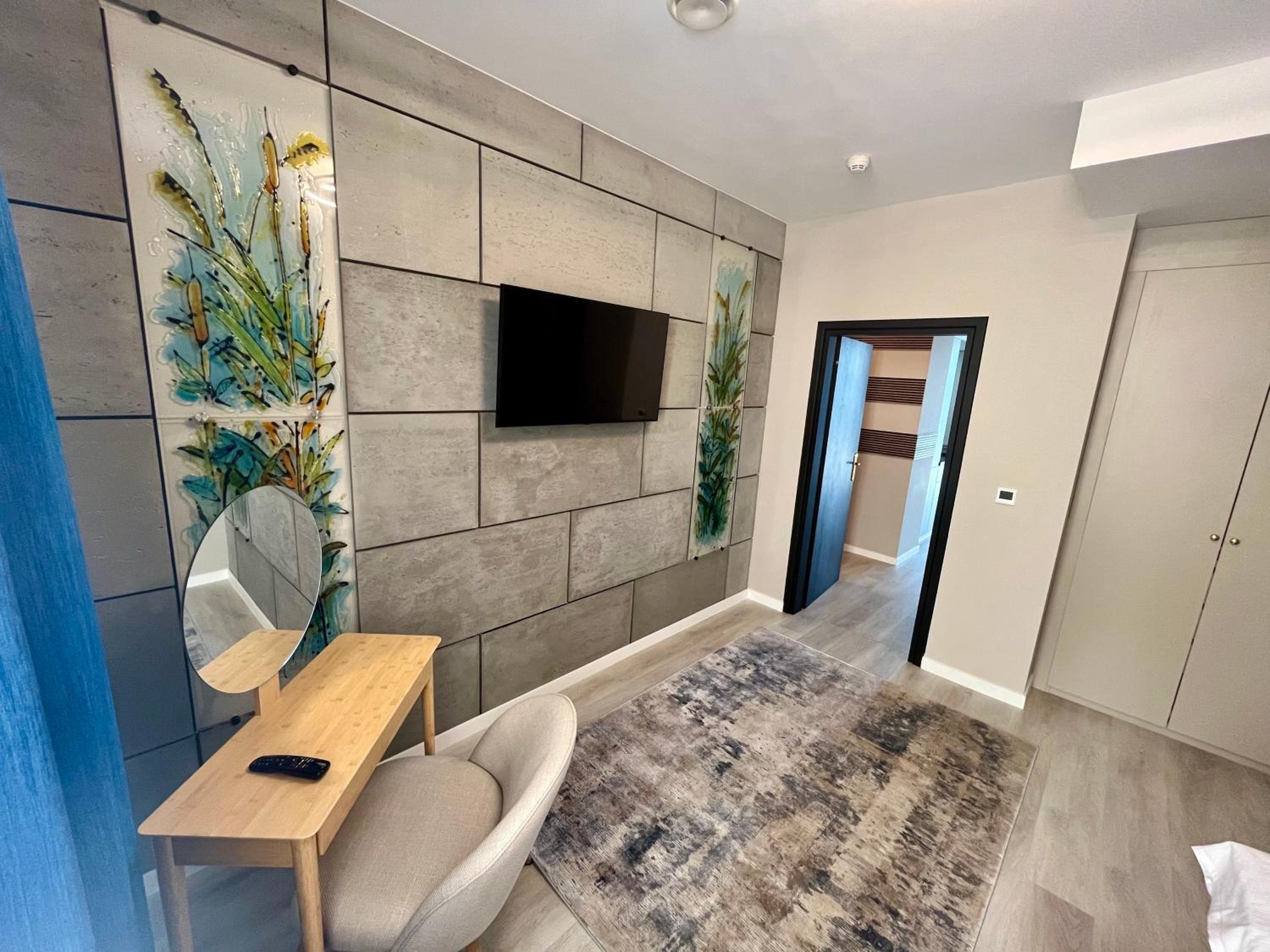 Two-Bedroom Deluxe Apartment with Balcony - Photo 4