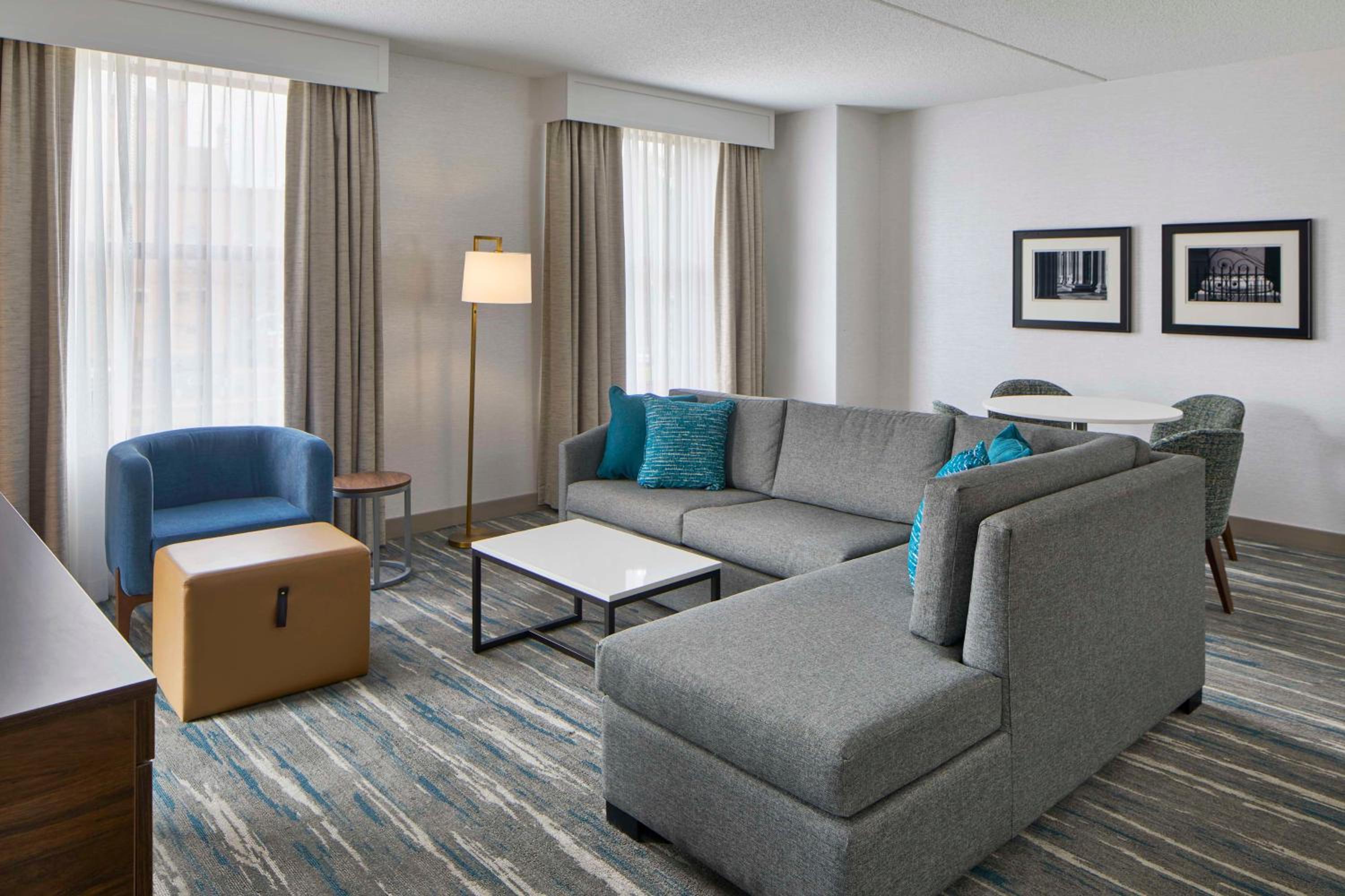 One-Bedroom King Suite with Dining Area and Balcony - Photo 3