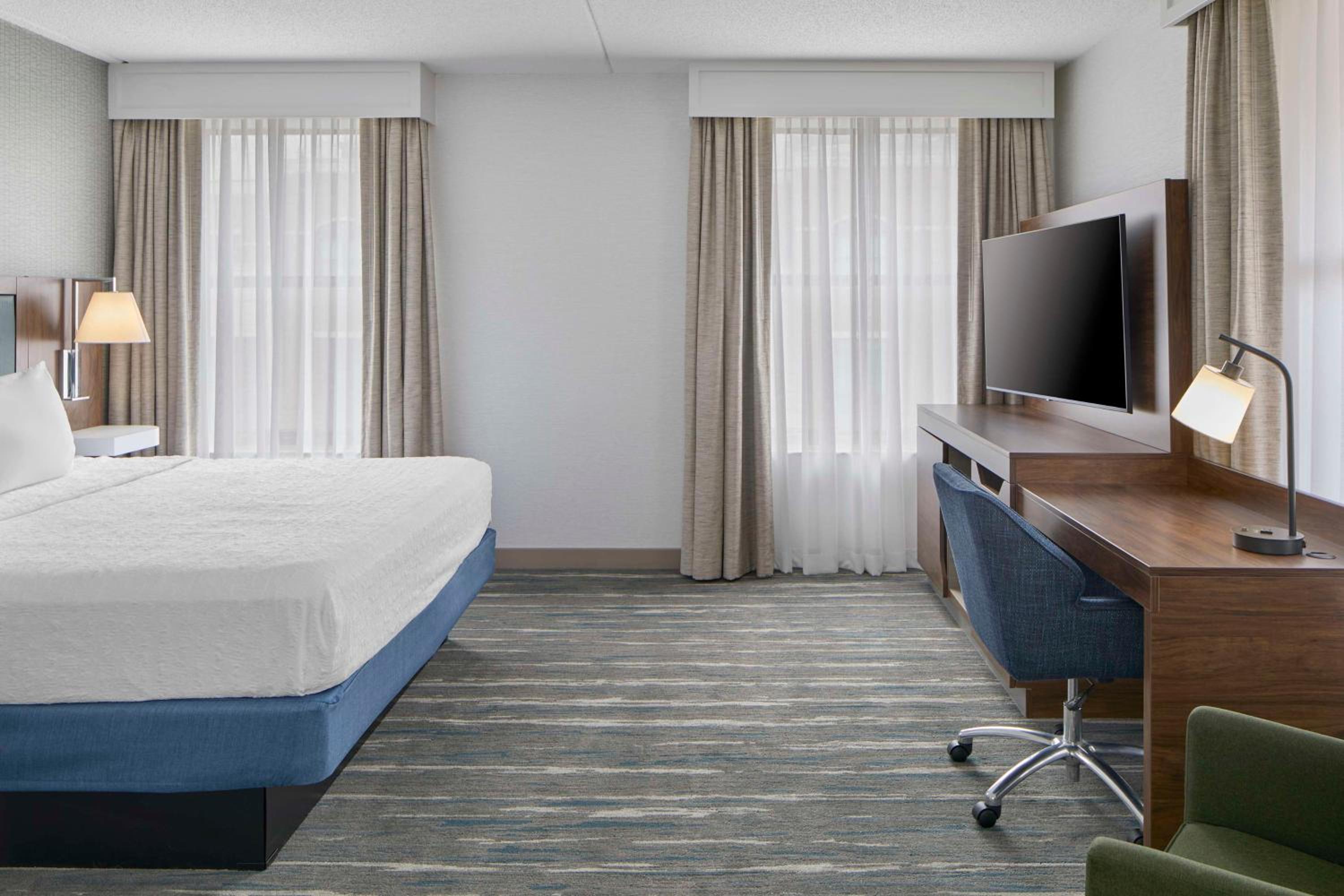 One-Bedroom King Suite with Dining Area and Balcony - Photo 6