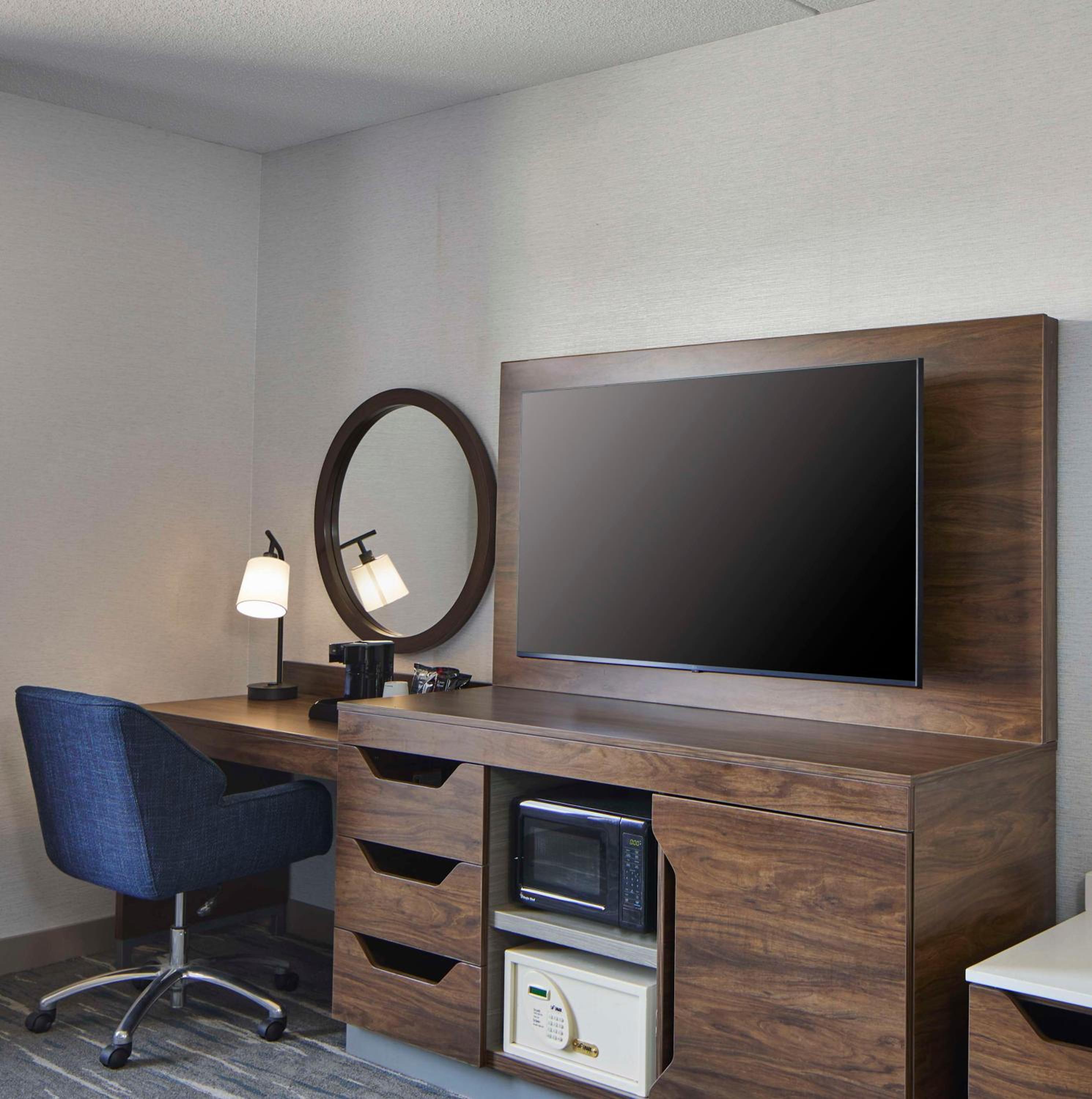 Standard Room with King Bed and Sofa Bed - Photo 6