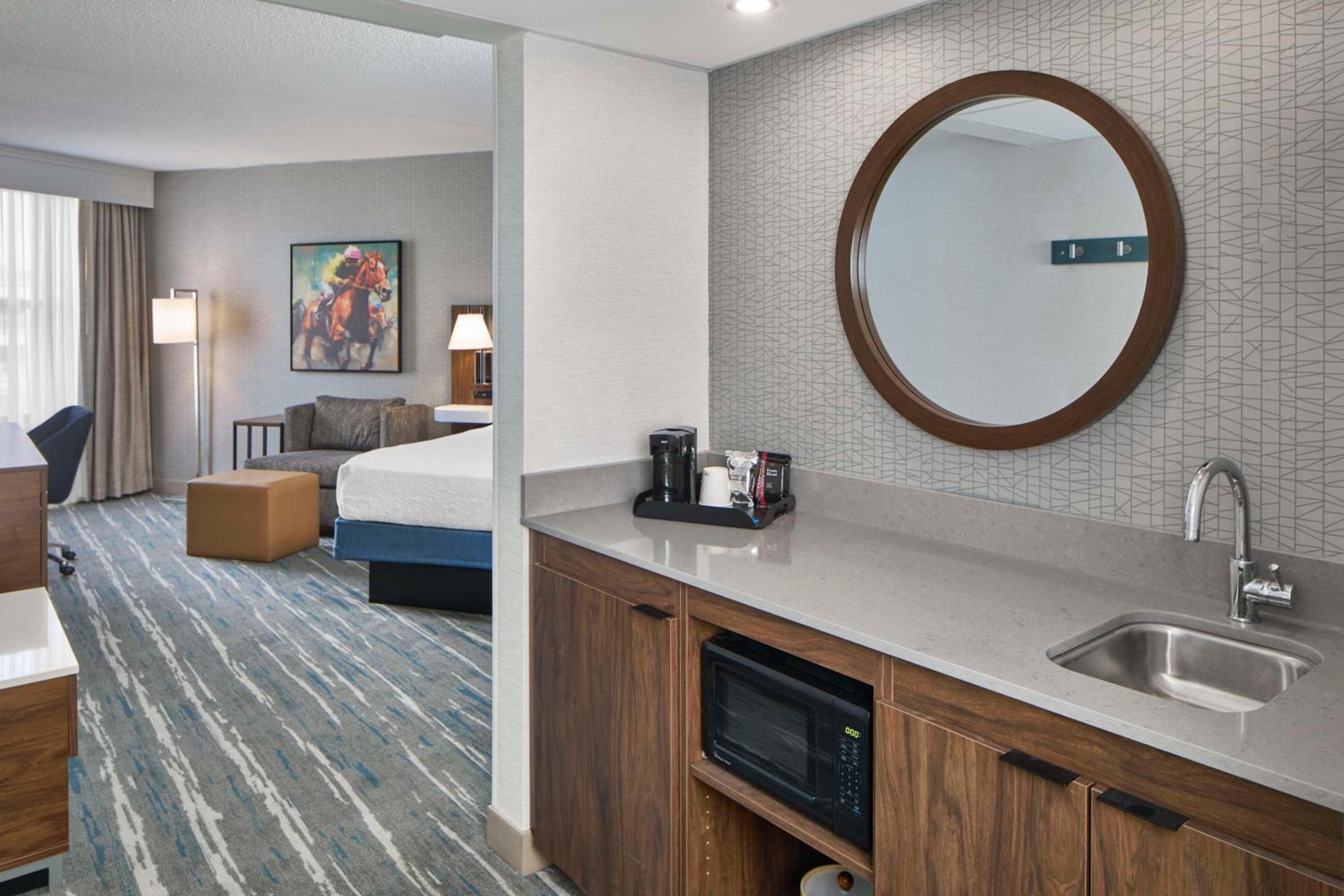 King Room with Wet Bar - Photo 5