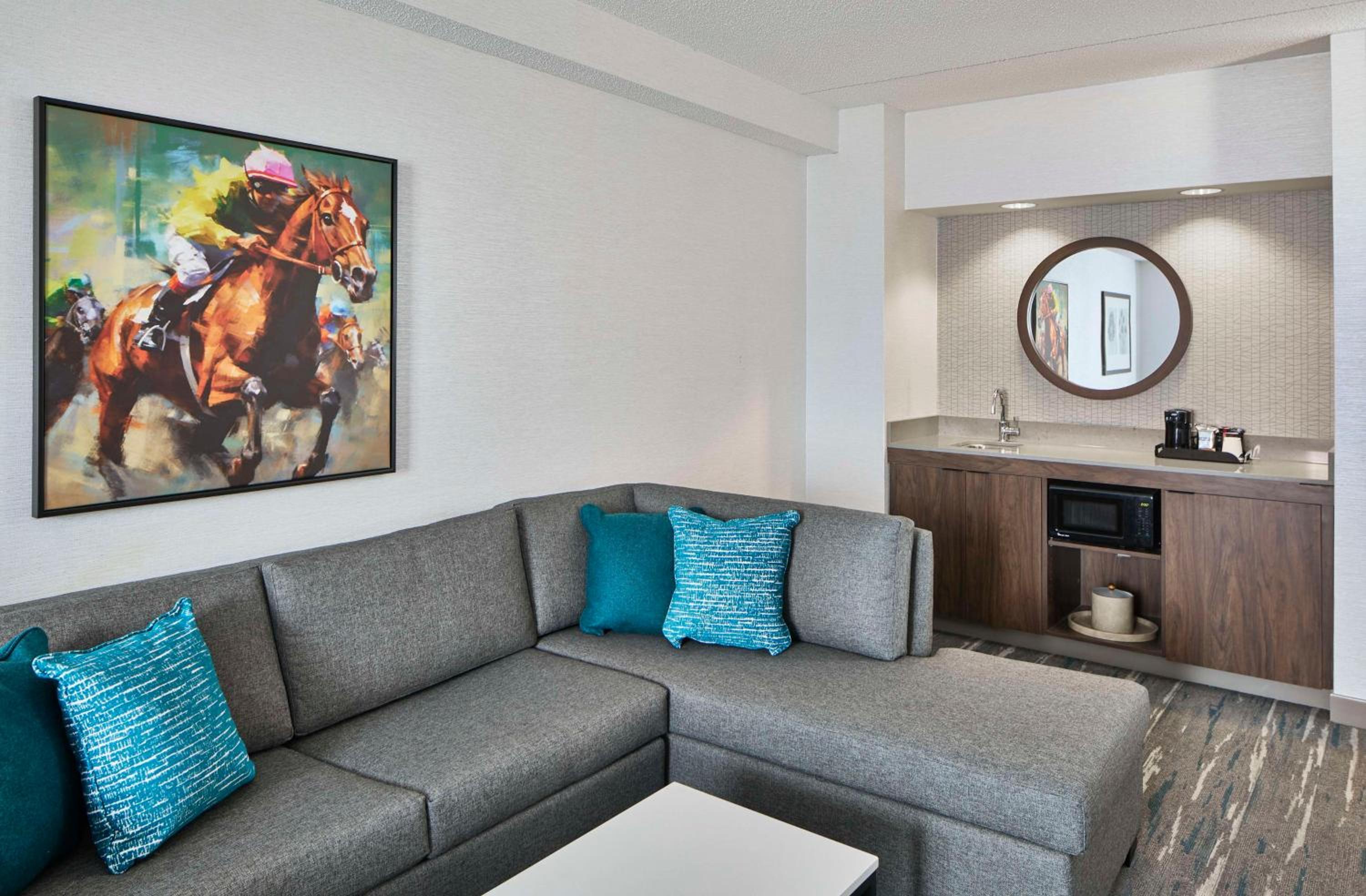 Deluxe King Suite Sofa Bed and Dining Area - Photo 3