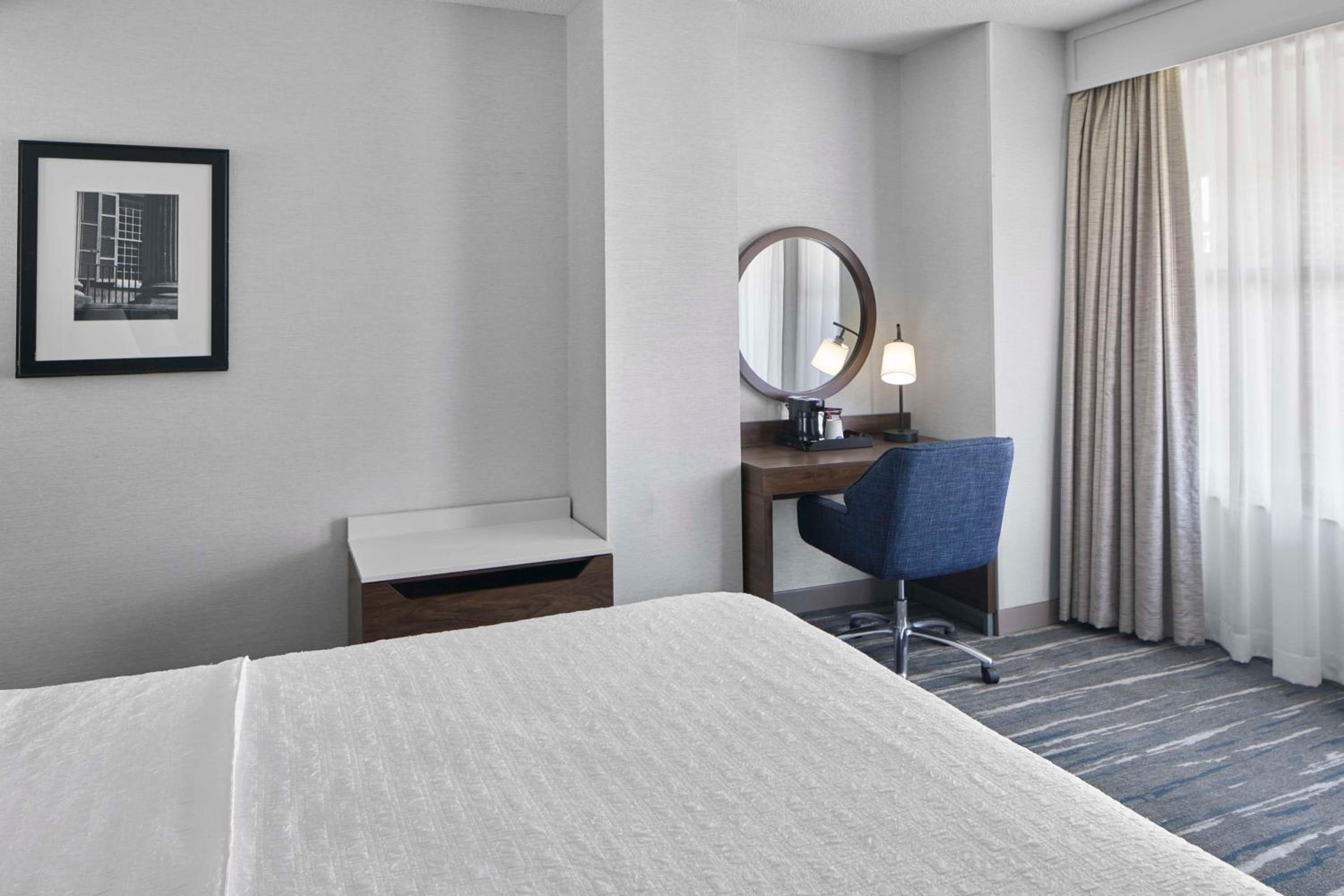 Standard Room with King Bed and Sofa Bed - Photo 5