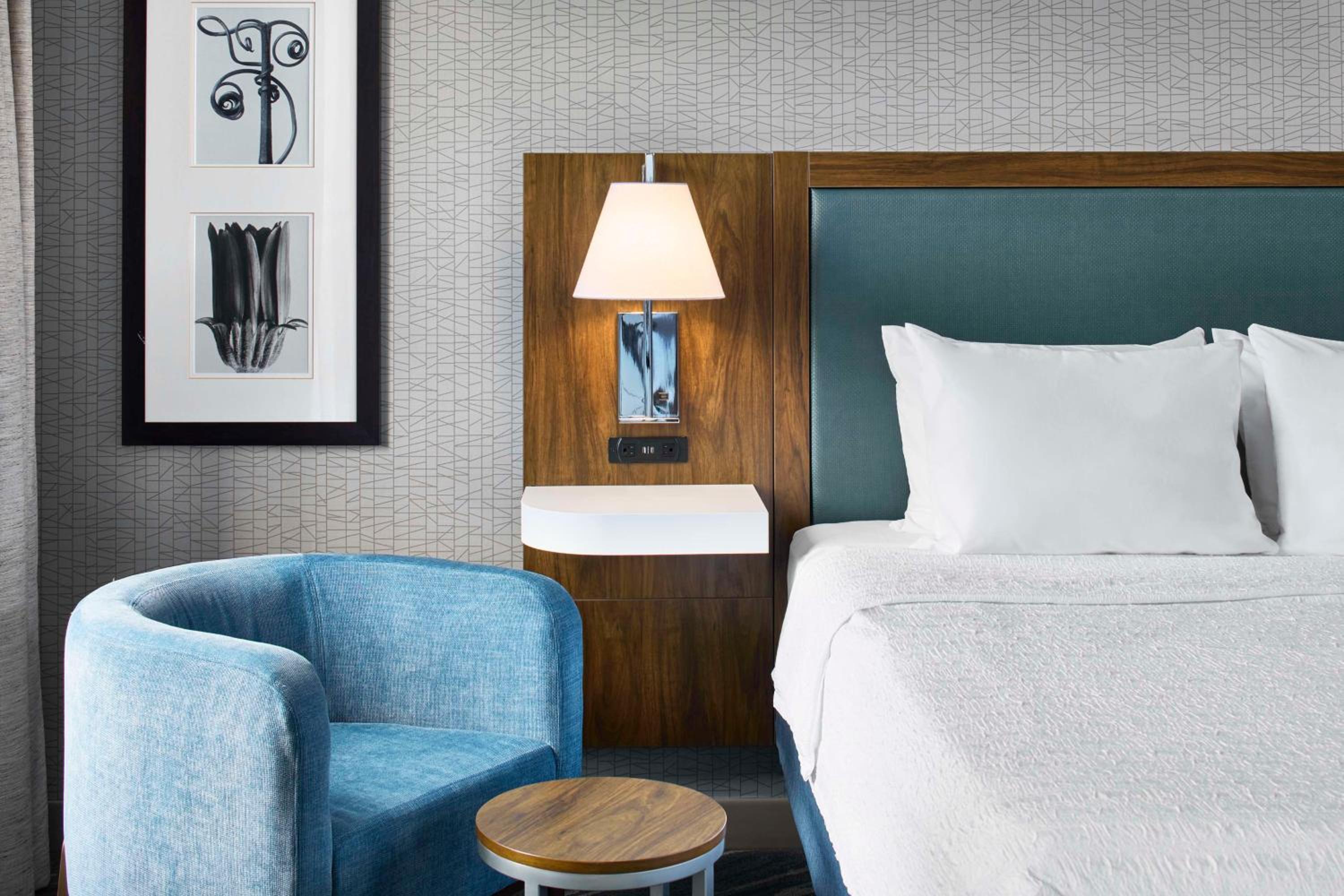 Deluxe King Suite with Sofa Bed - Photo 4