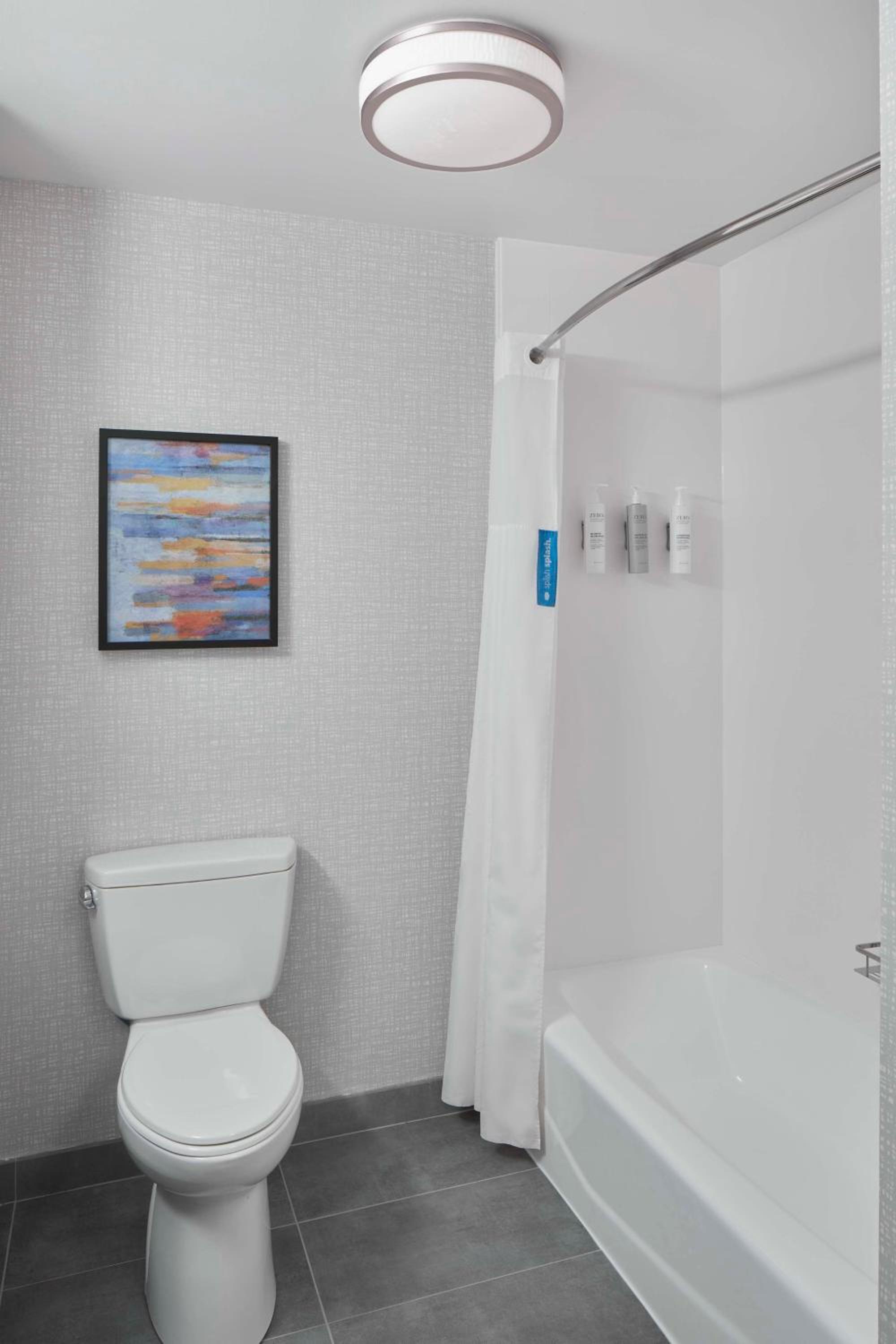 Queen Room with Two Queen Beds and Tub - Hearing Accessible - Photo 3