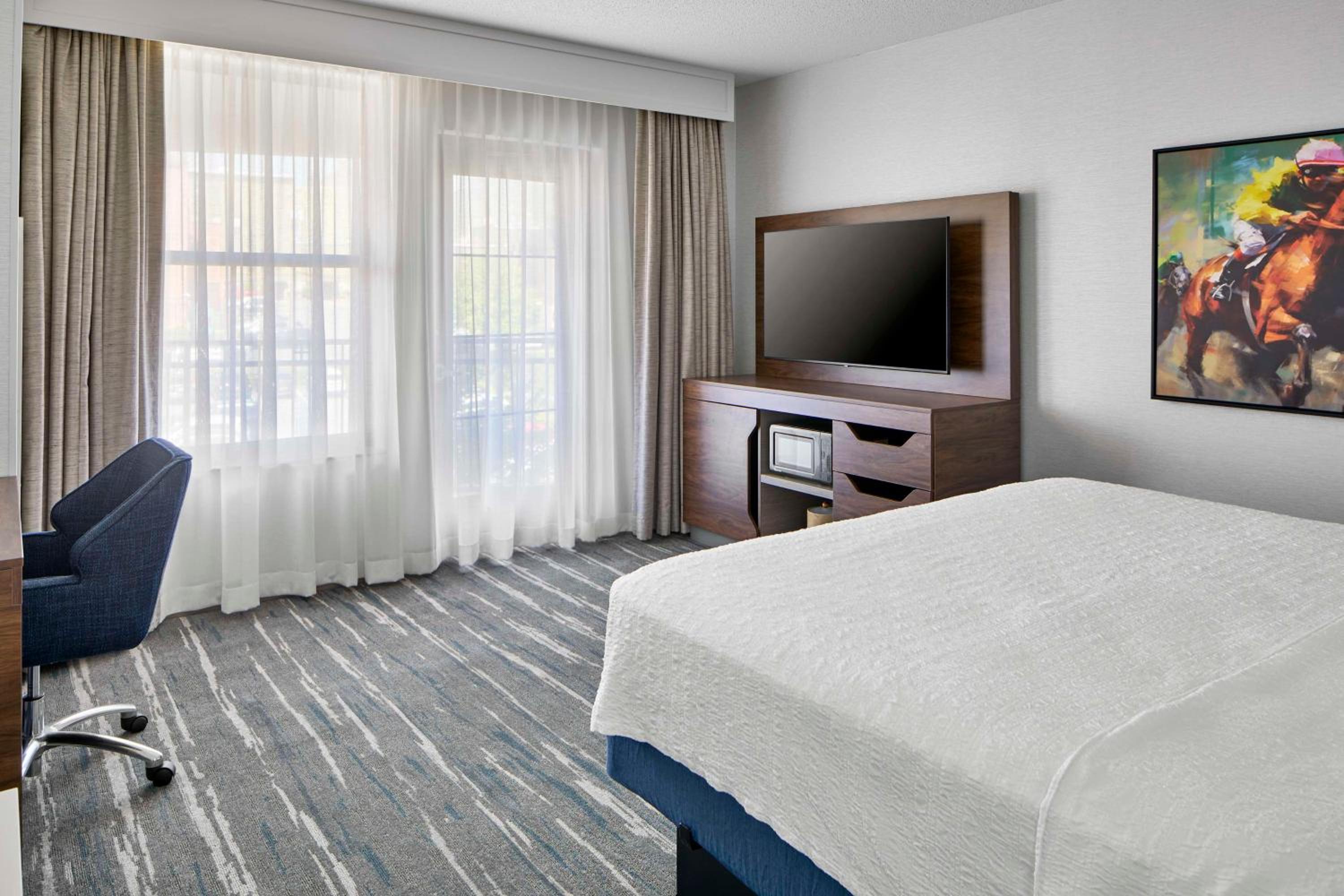 Standard Room with King Bed and Sofa Bed - Photo 4