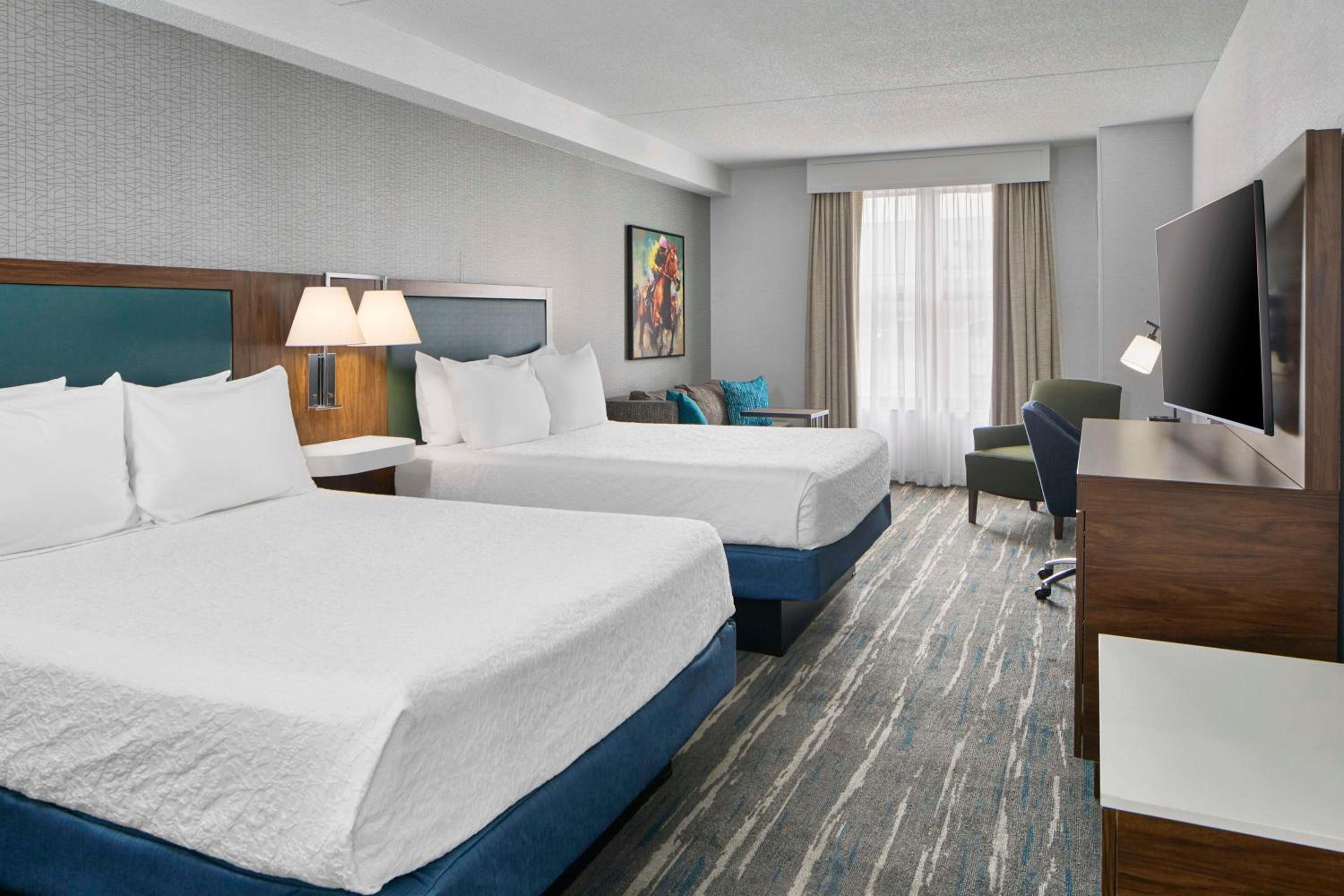 Standard Queen Room with Two Queen Beds - Photo 5